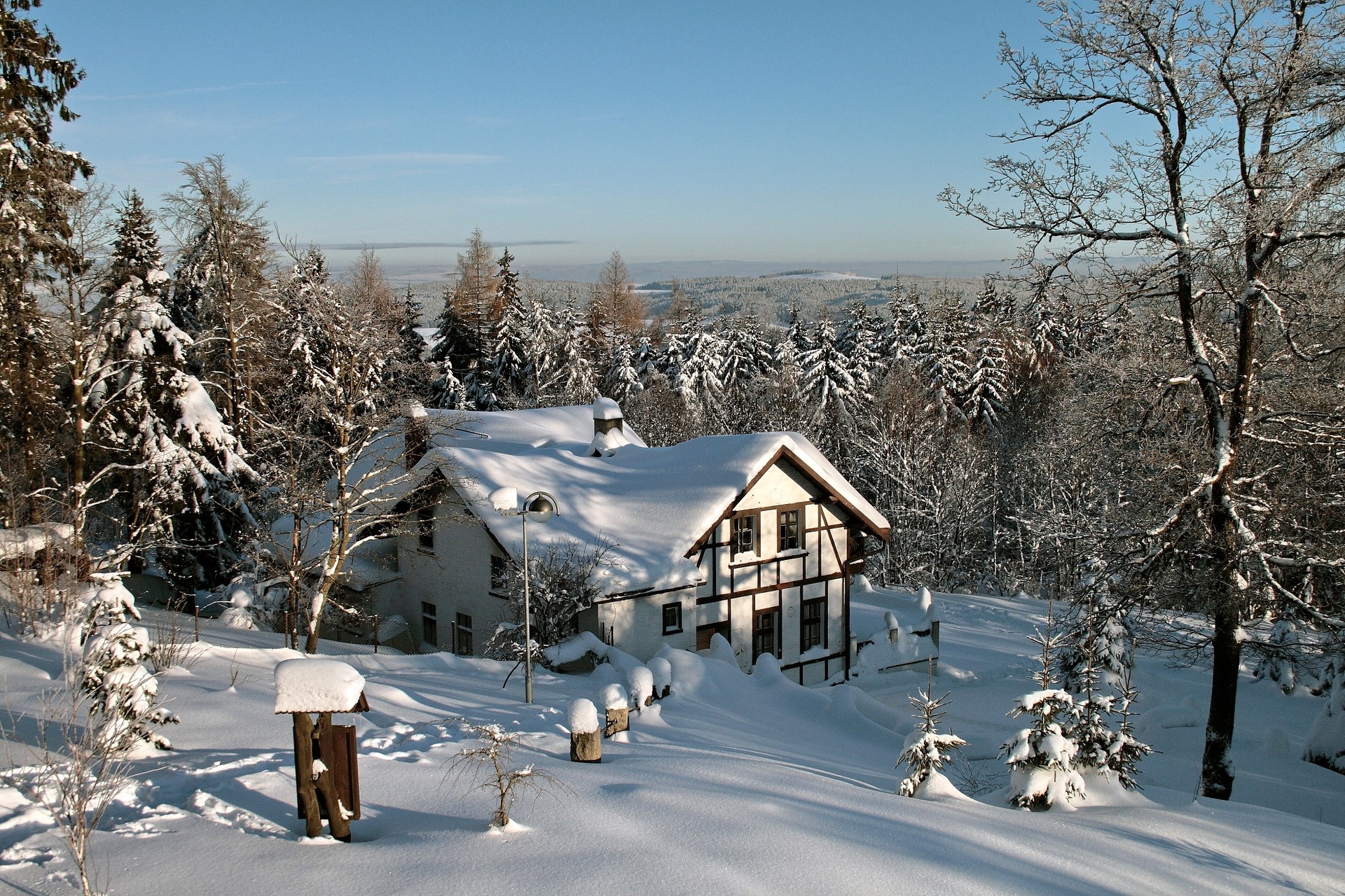Snow-covered house in Czech Republic forest HD Wallpaper