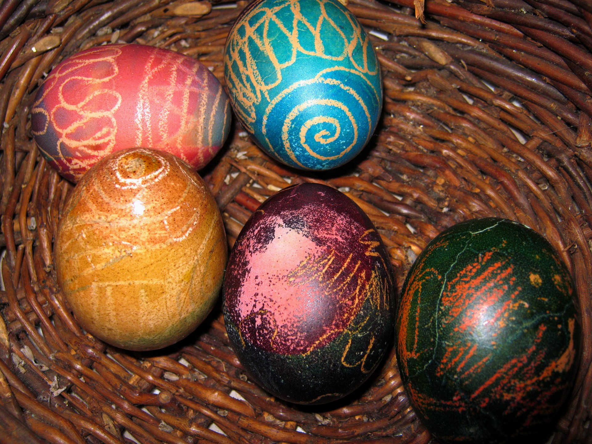 Decorated Easter eggs in a basket HD Wallpaper