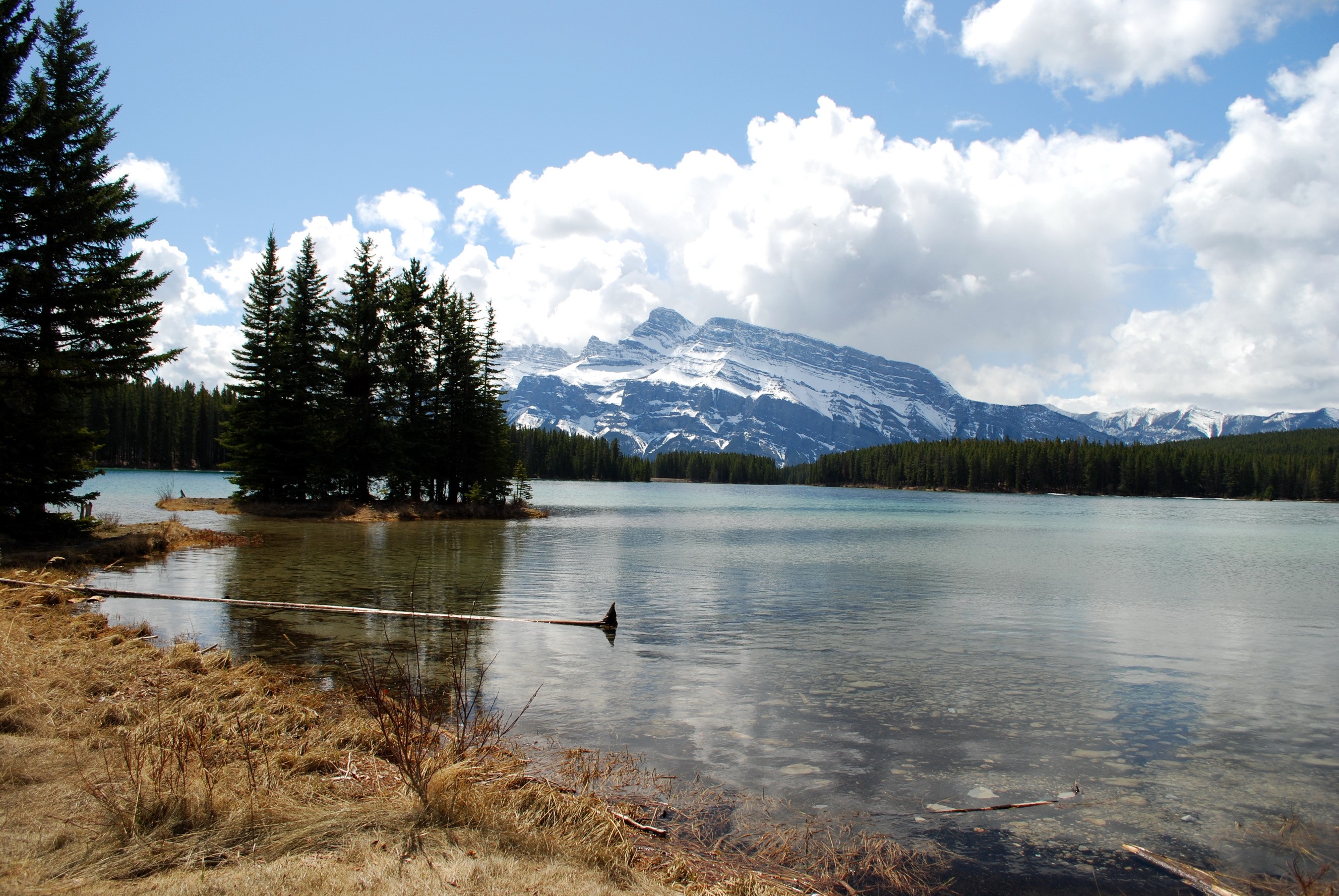 Lake and Mountains in Banff National Park HD Wallpaper