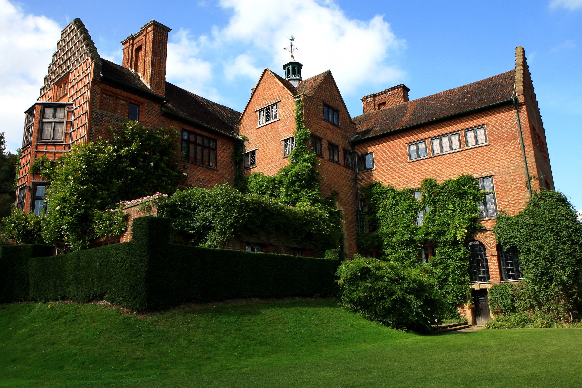 Red brick house with ivy and manicured gardens HD Wallpaper