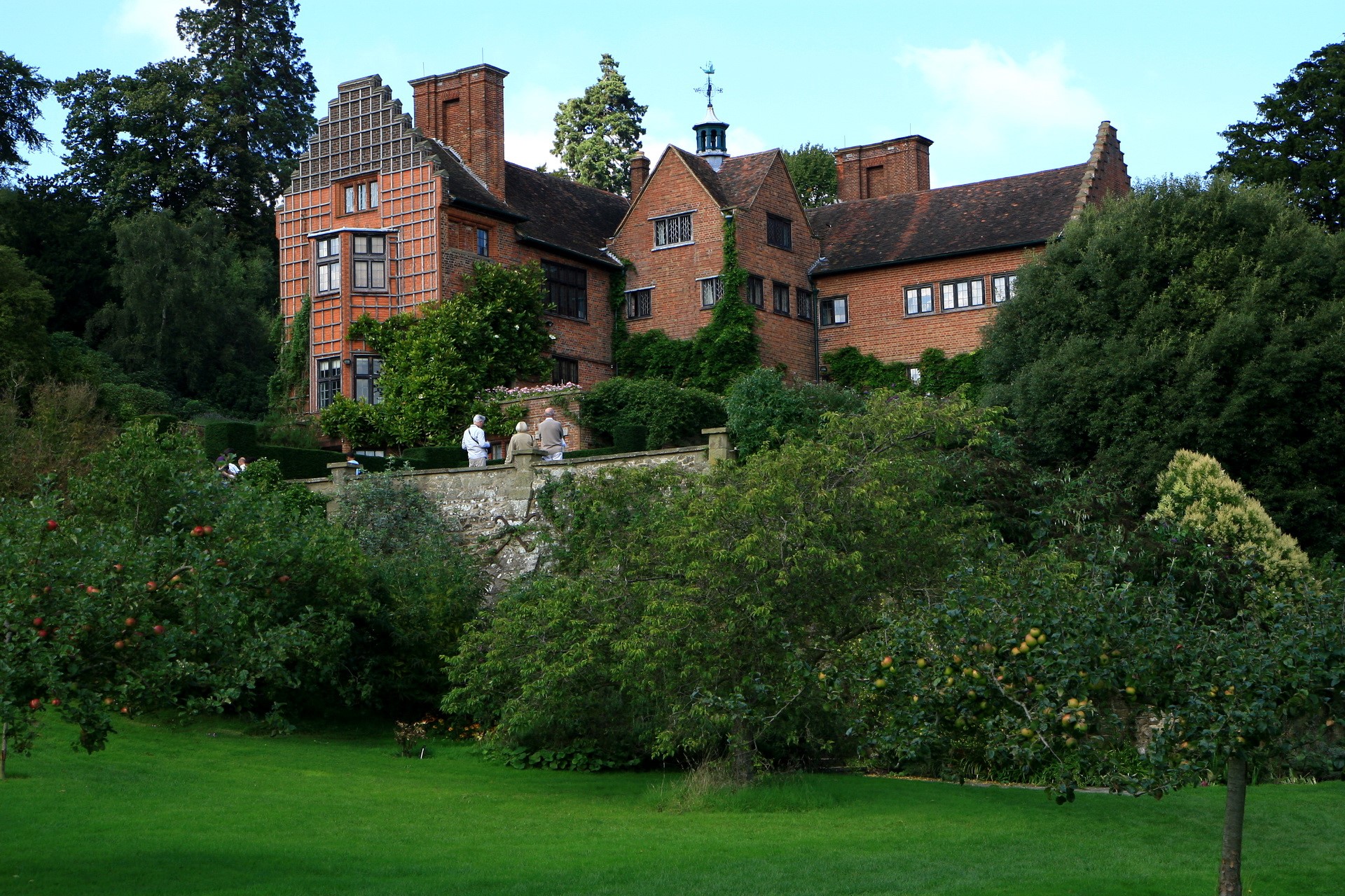 Tudor style house with gardens in the United Kingdom HD Wallpaper
