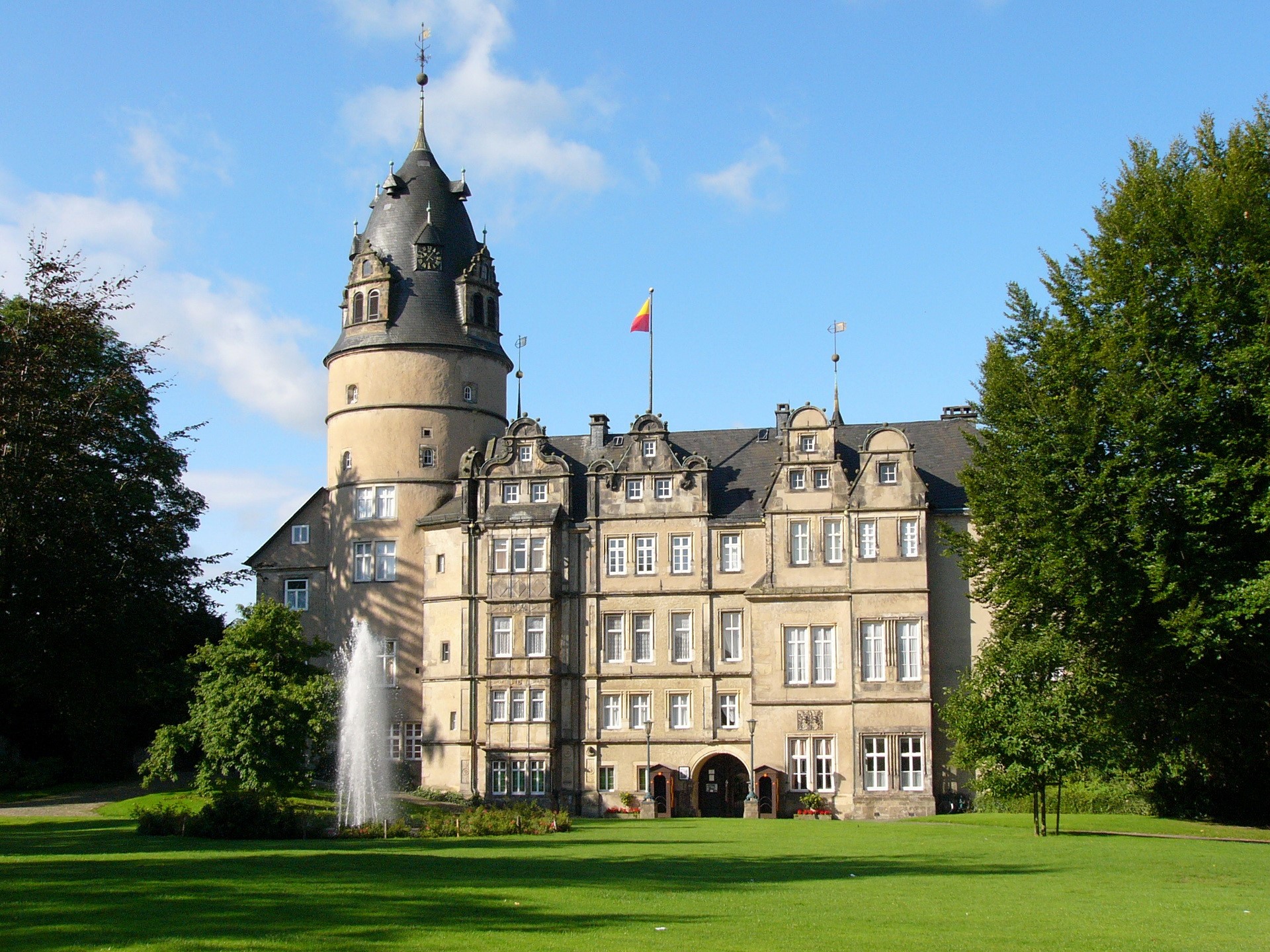 Residenzschloss Detmold castle with fountain and trees HD Wallpaper