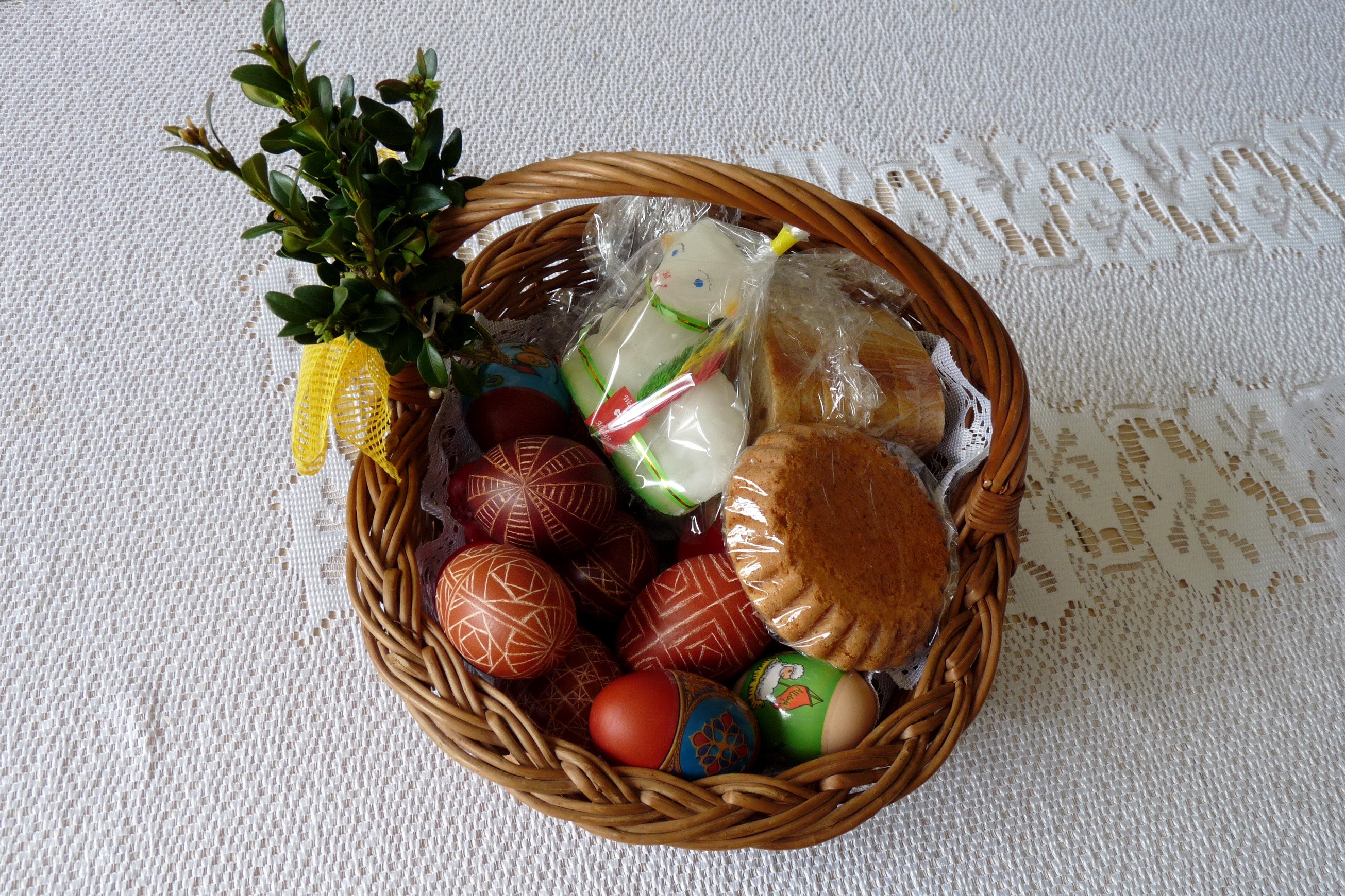 Easter basket with decorated eggs and bread HD Wallpaper