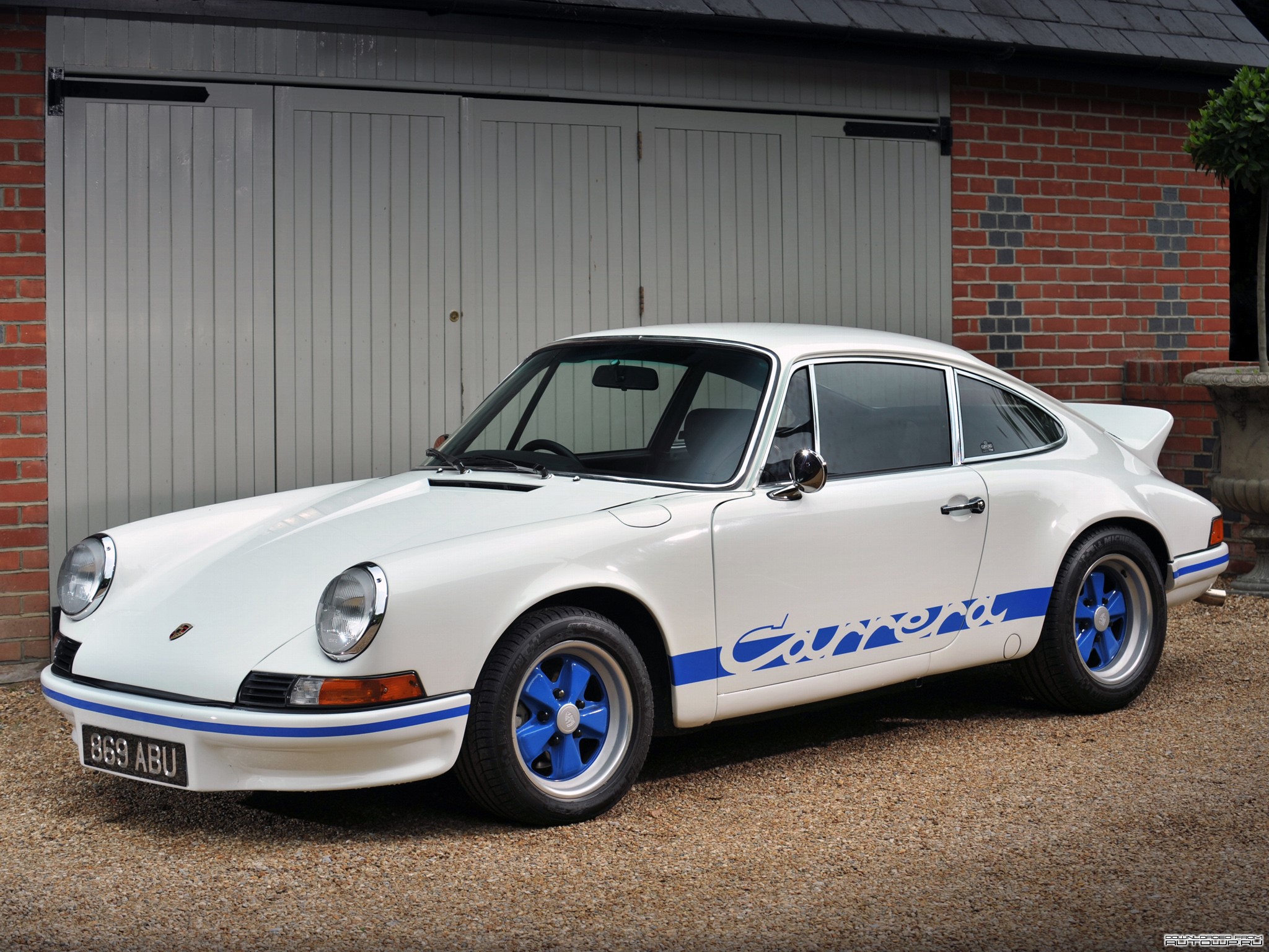White Porsche 911 Carrera with blue accents HD Wallpaper