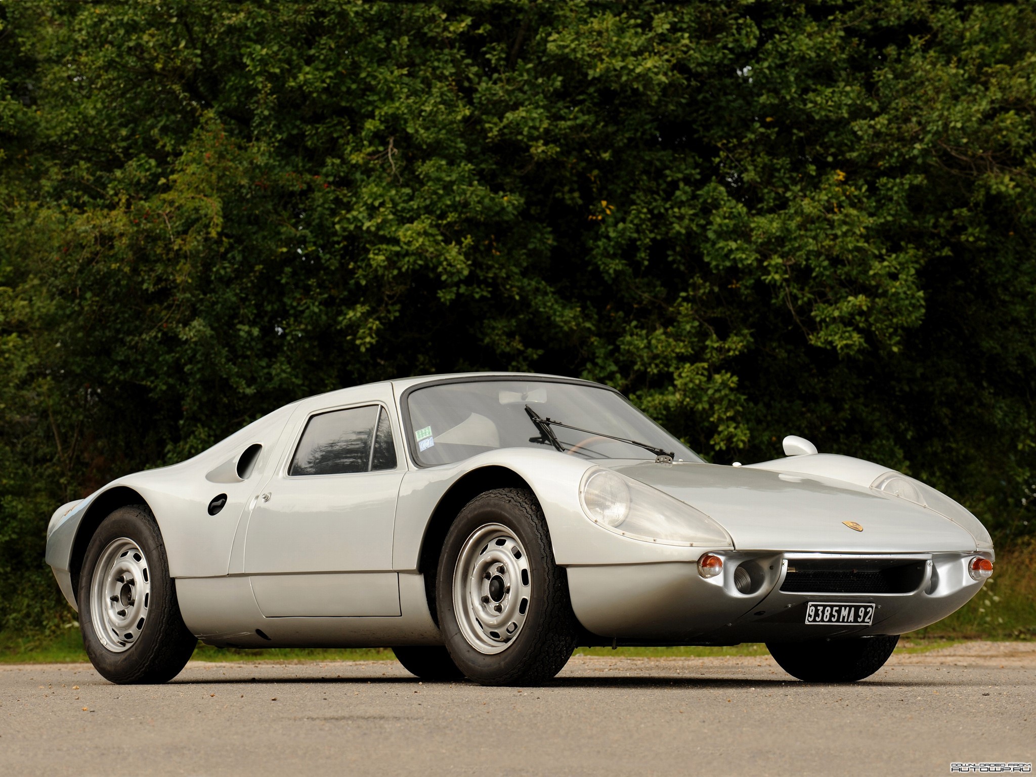 Silver Porsche 904 Carrera GTS parked outdoors HD Wallpaper