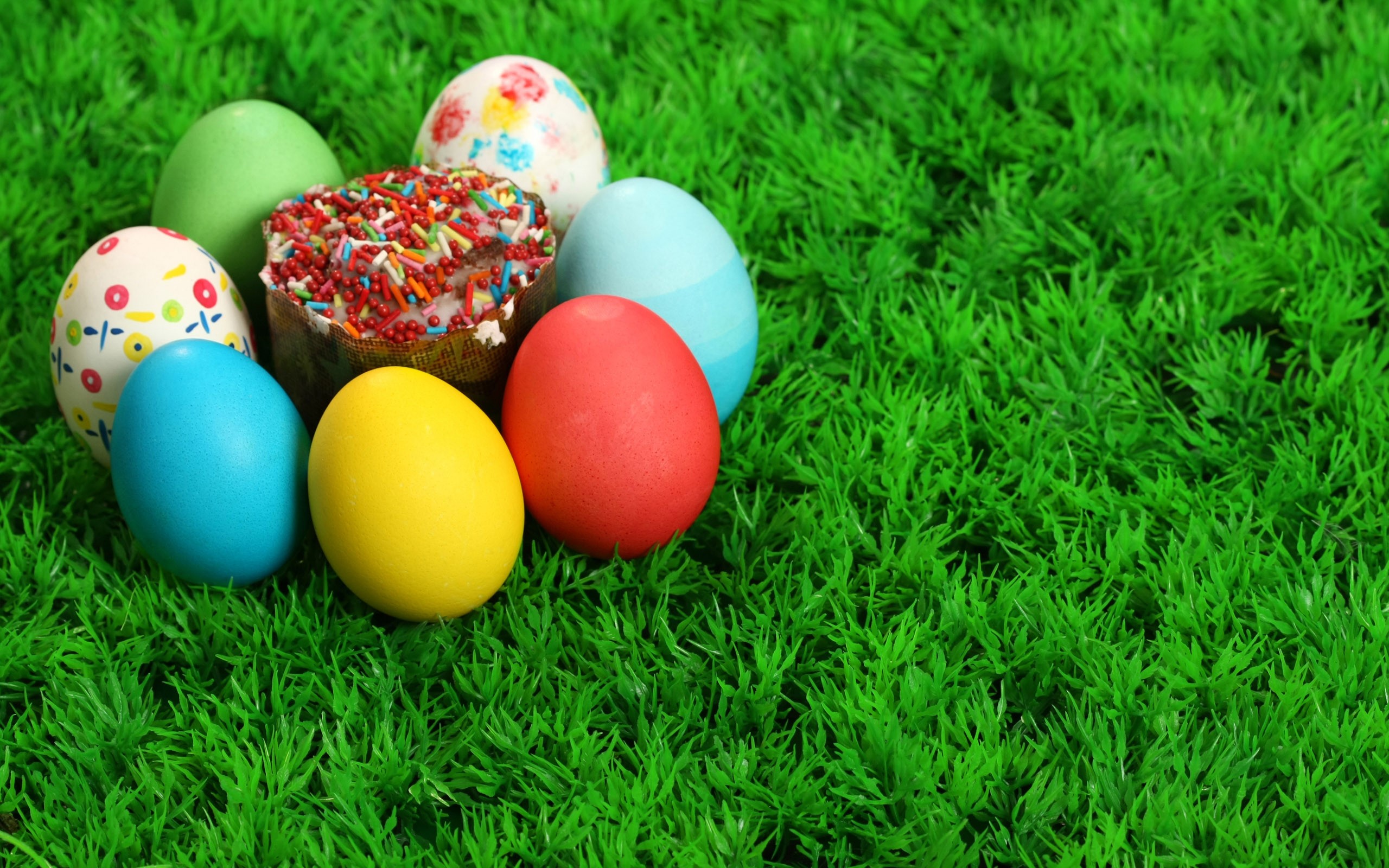 Easter eggs and cake on green grass HD Wallpaper