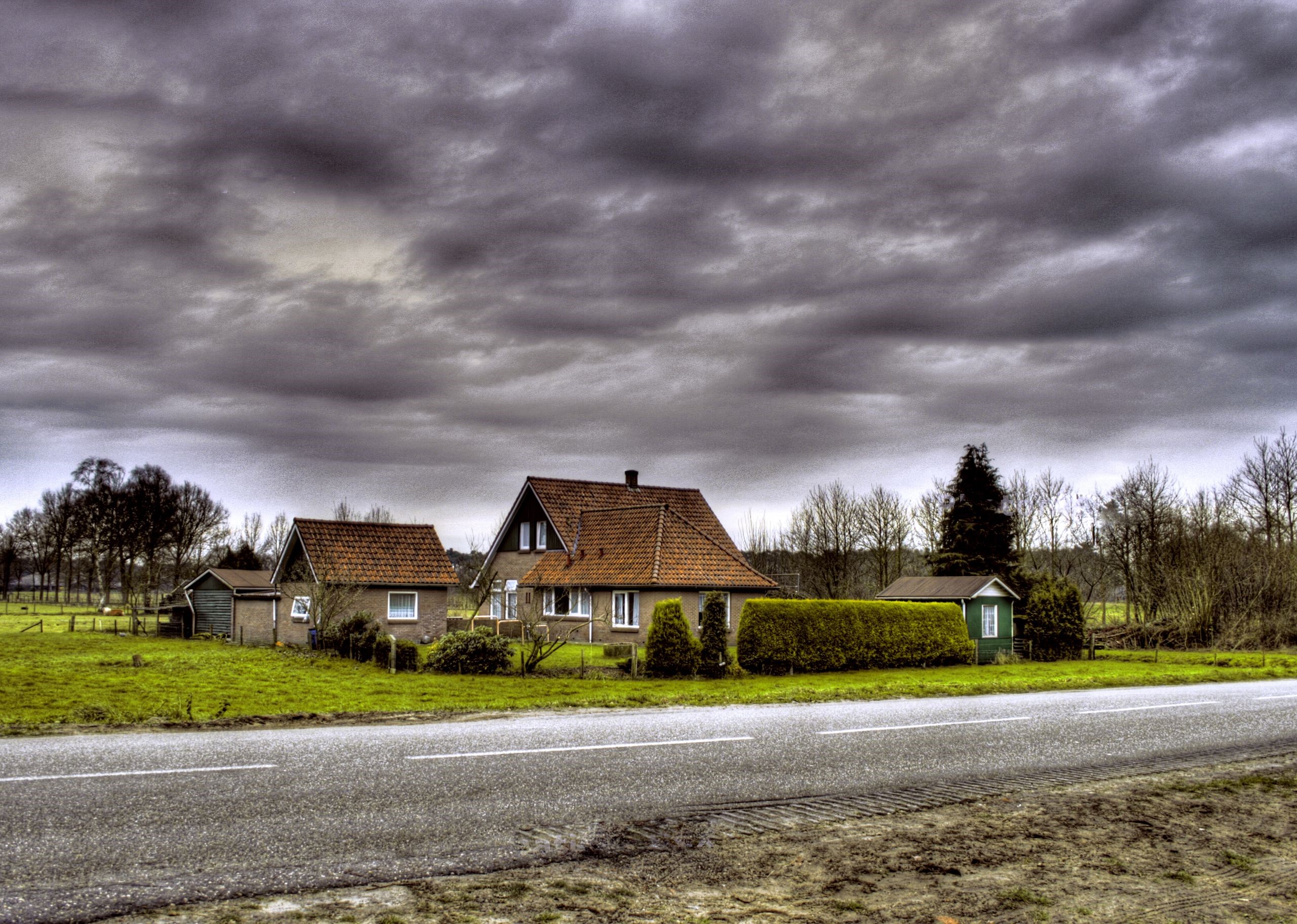 Houses on a cloudy day HD Wallpaper