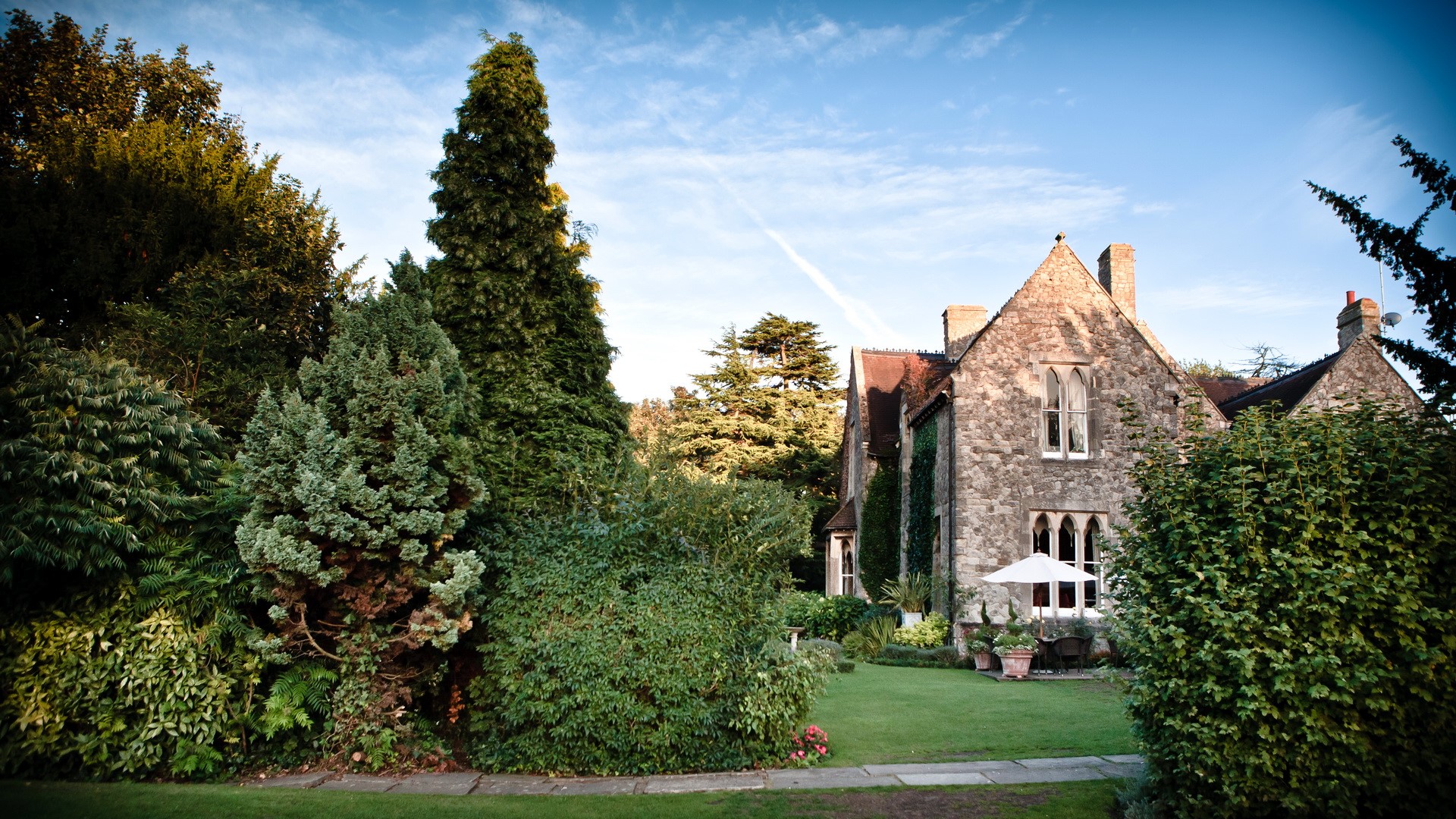 Stone house with garden in the United Kingdom HD Wallpaper
