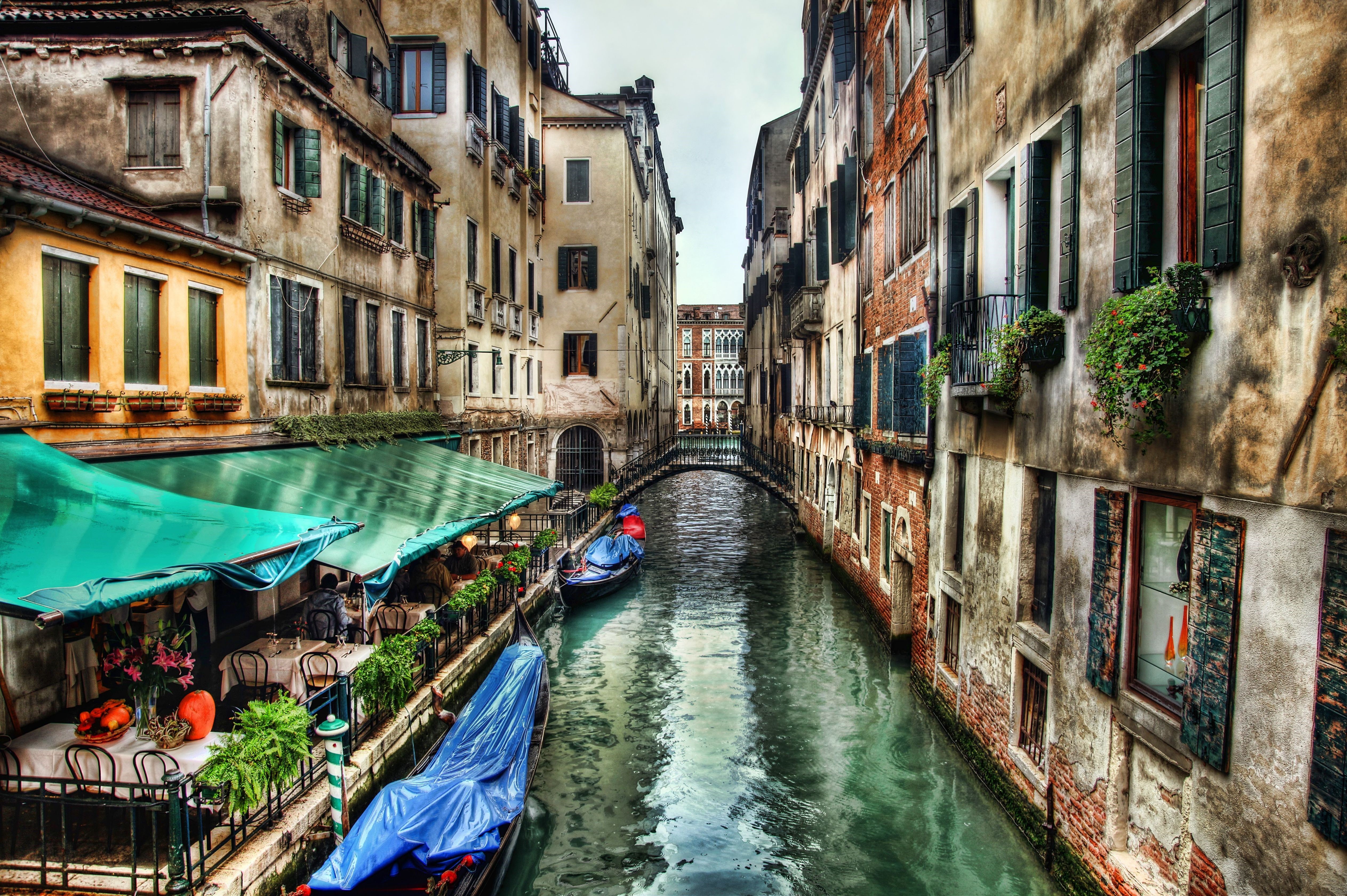 Venice Canal with Restaurants and Gondolas HD Wallpaper