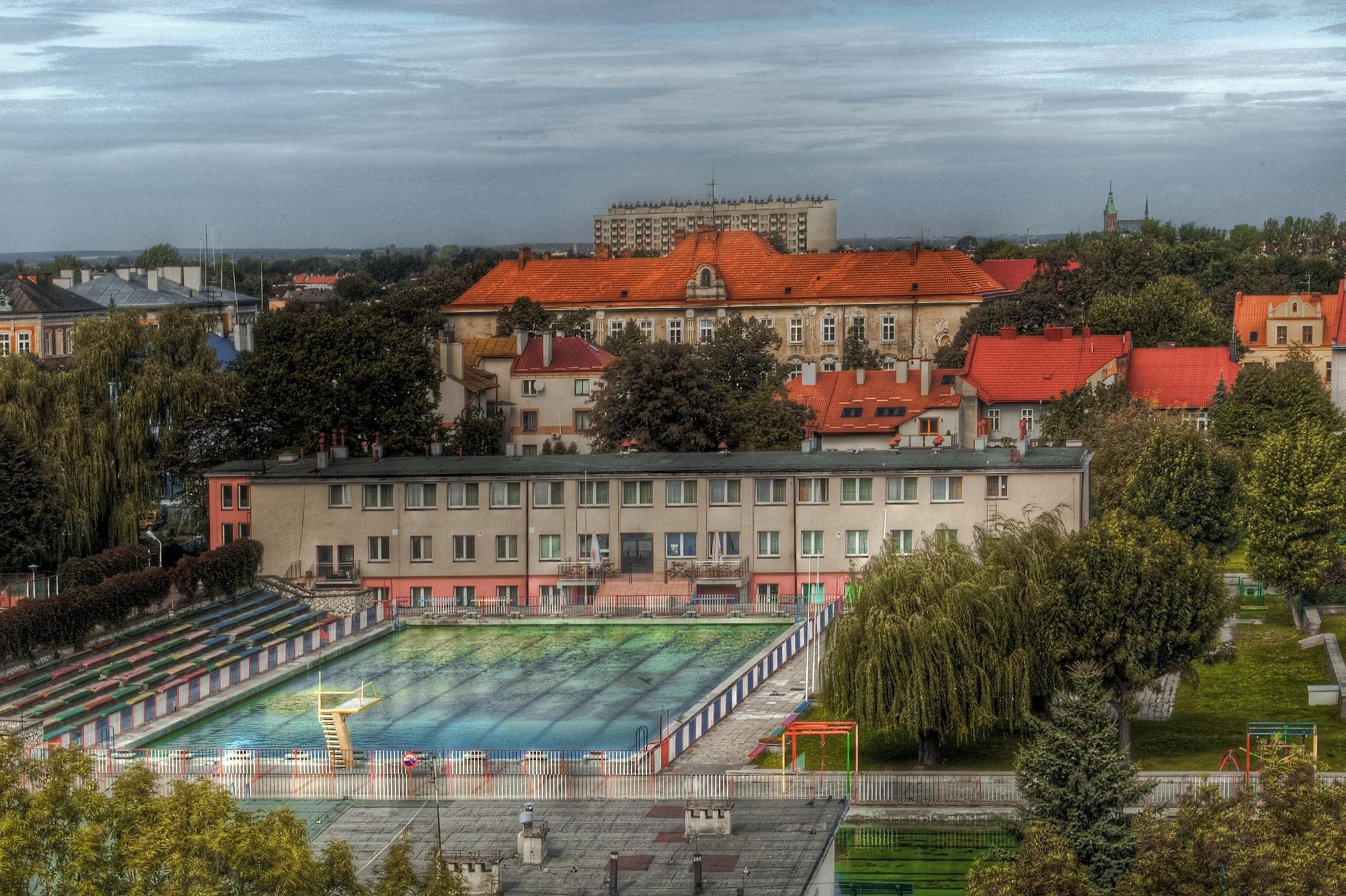 Outdoor swimming pool and buildings in Poland HD Wallpaper