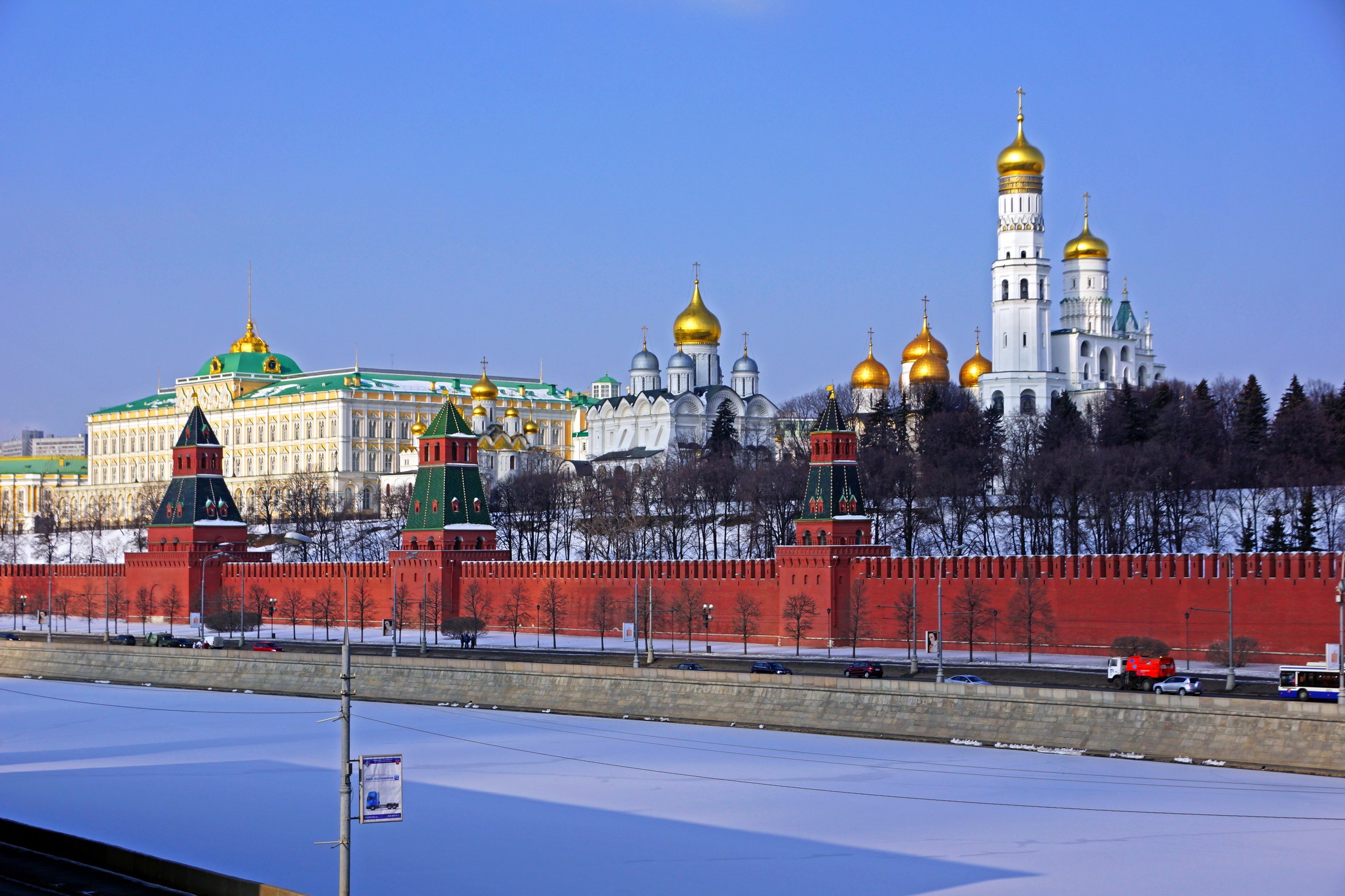 Moscow Kremlin and Moskva River in Winter HD Wallpaper