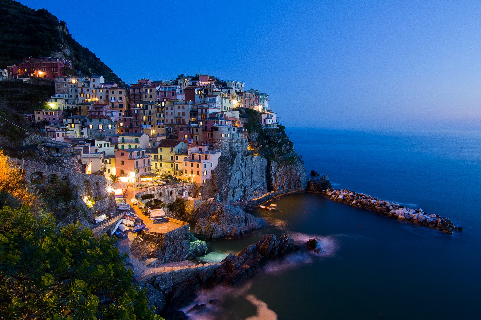 Manarola, Italy coastal village at dusk HD Wallpaper