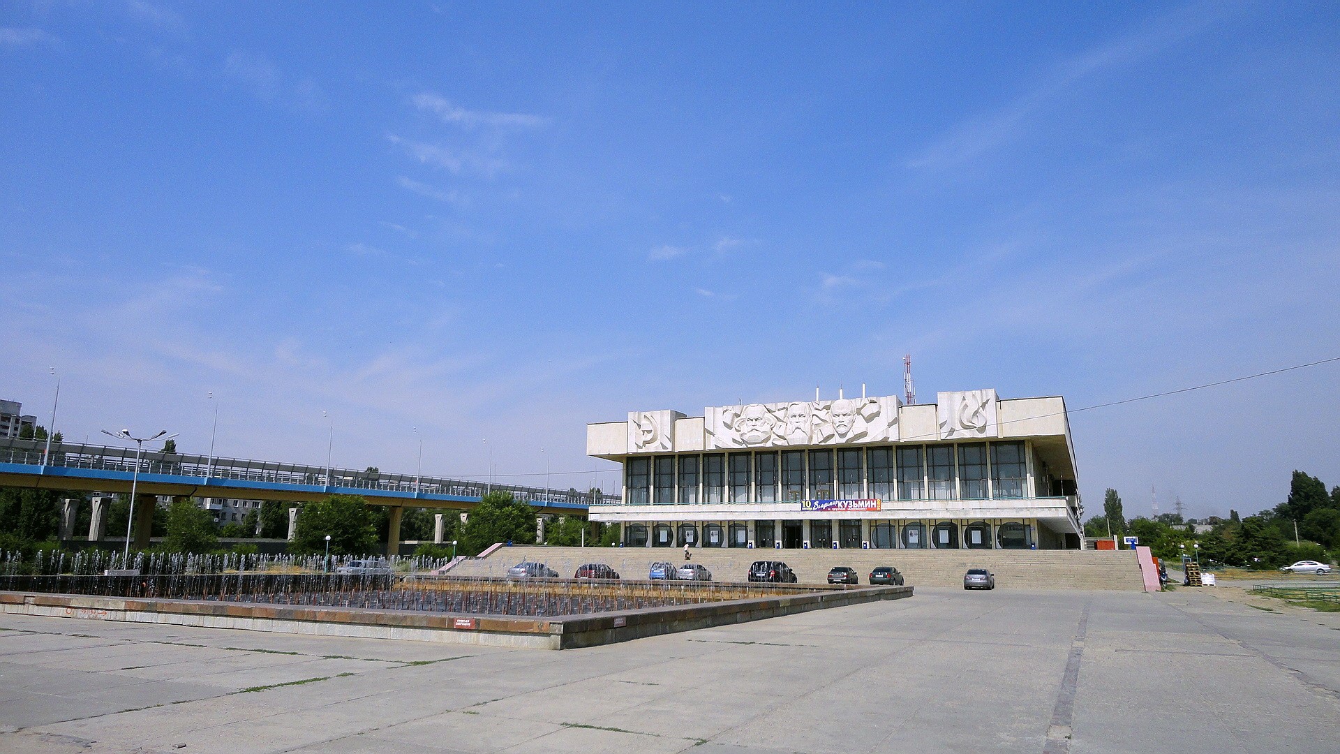 Building with bas-reliefs and fountain in Volgograd, Russia HD Wallpaper