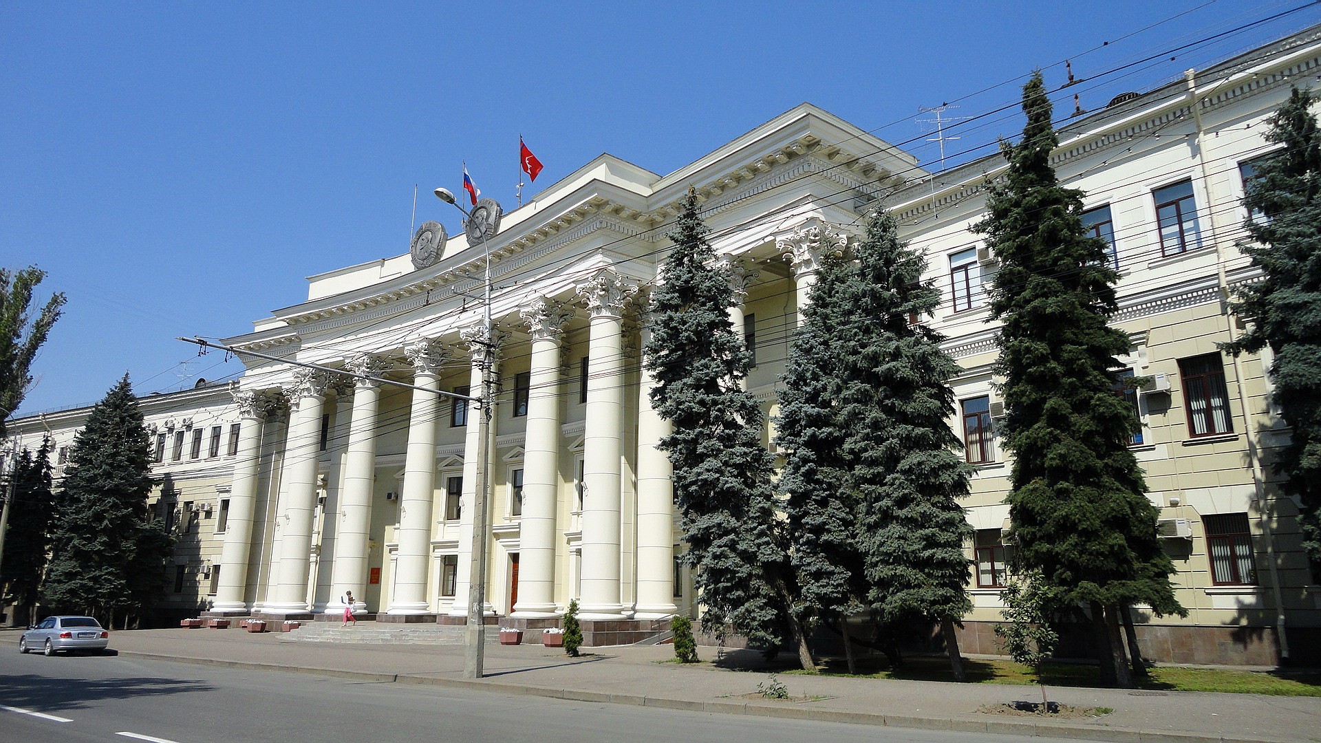 Government building with columns in Volgograd, Russia HD Wallpaper