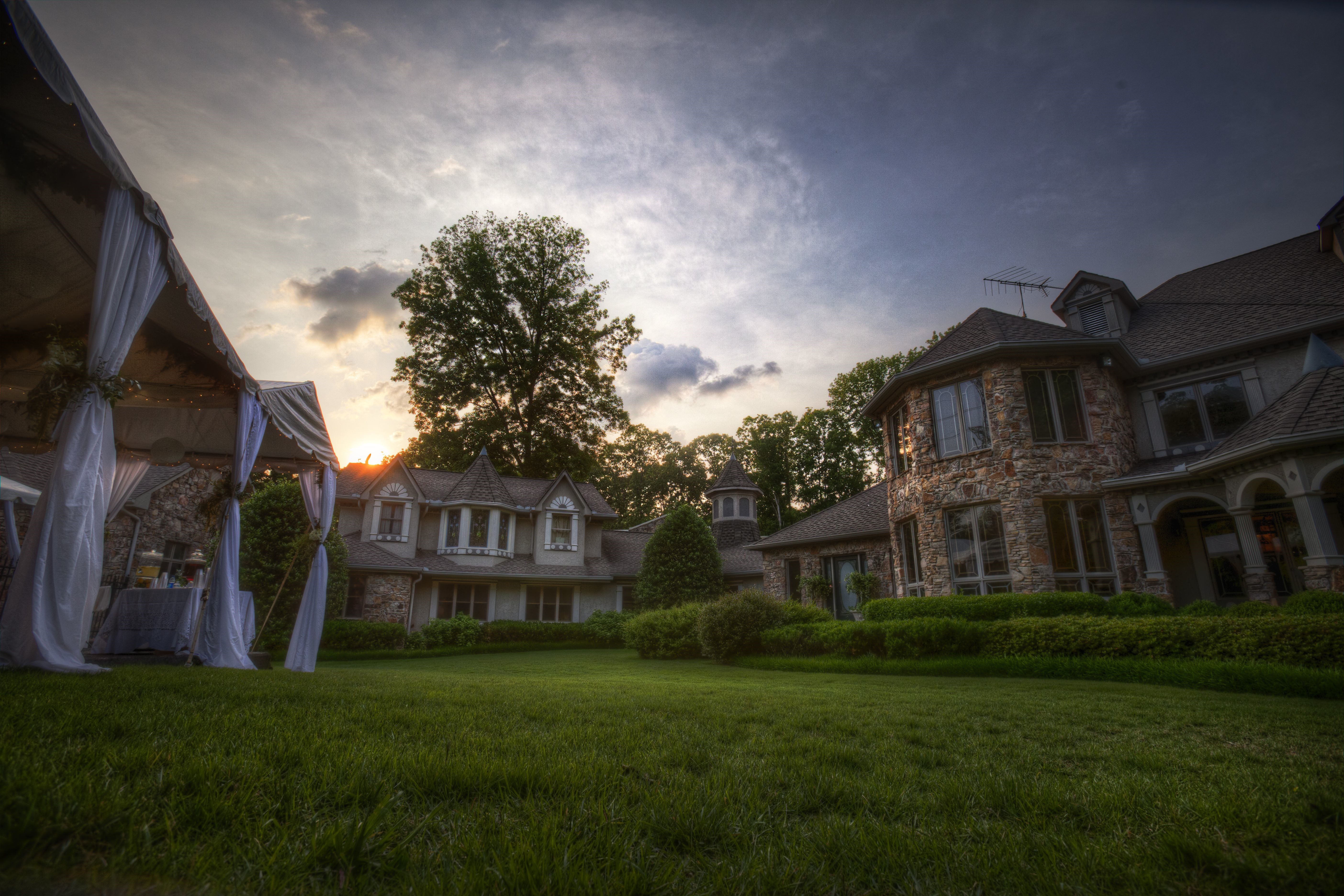 Tent and stone houses at sunset in Kennesaw, USA HD Wallpaper