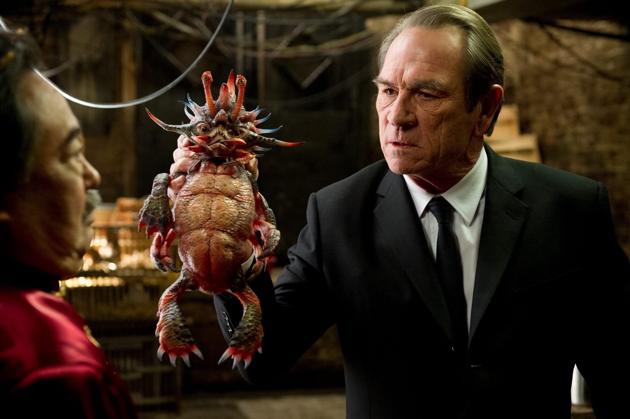 Agent K and alien creature from Men in Black 3 HD Wallpaper