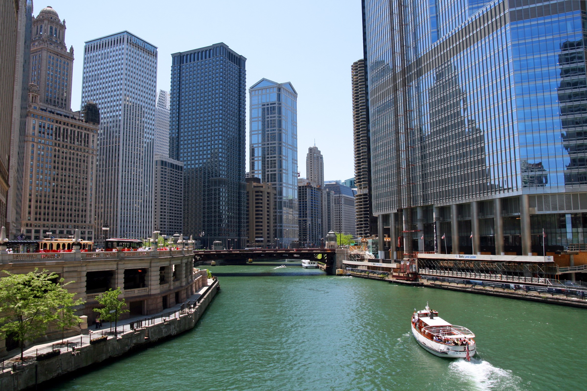 Chicago River with skyscrapers and tour boat HD Wallpaper