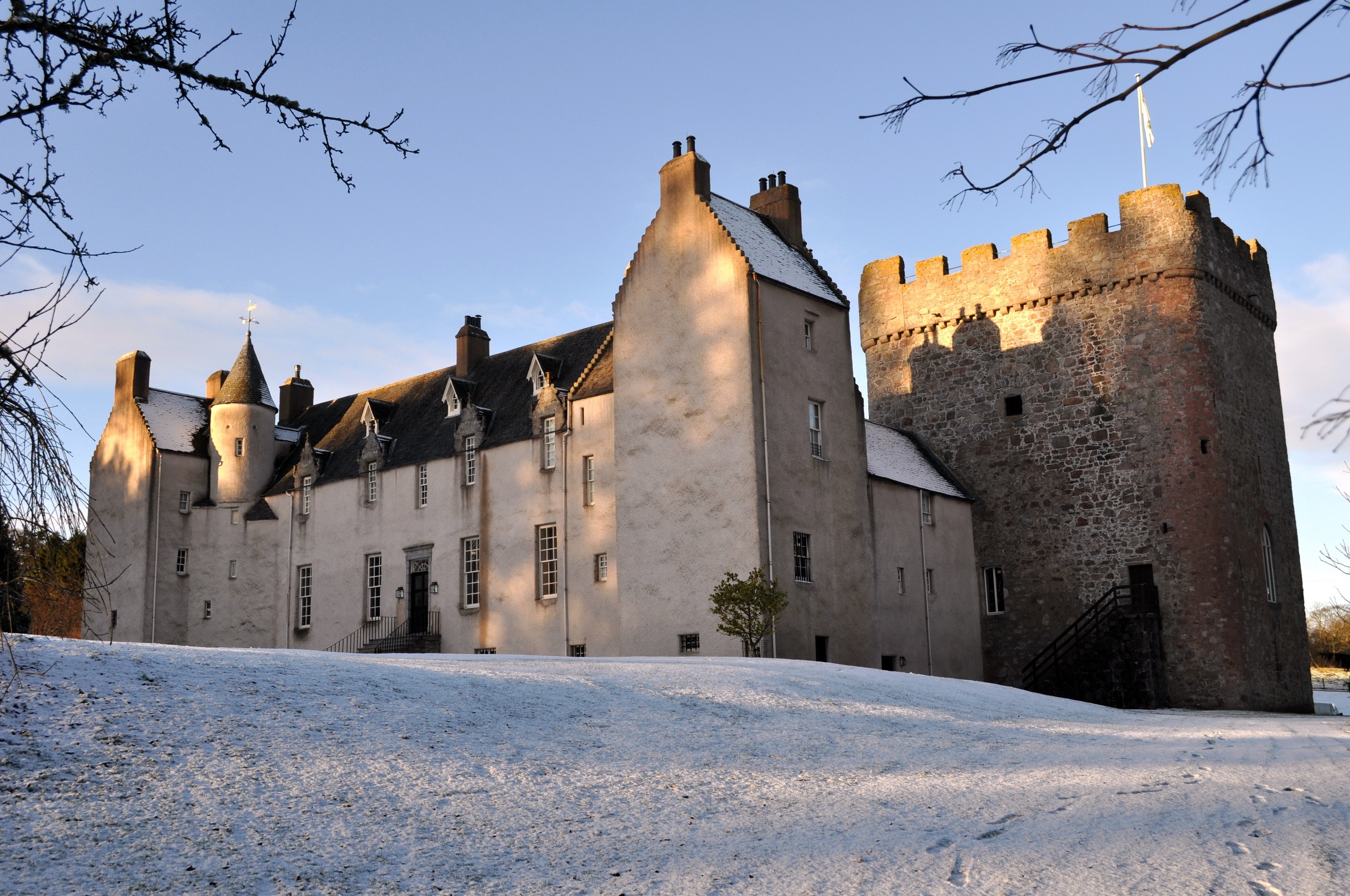 Drum Castle Scotland in winter HD Wallpaper