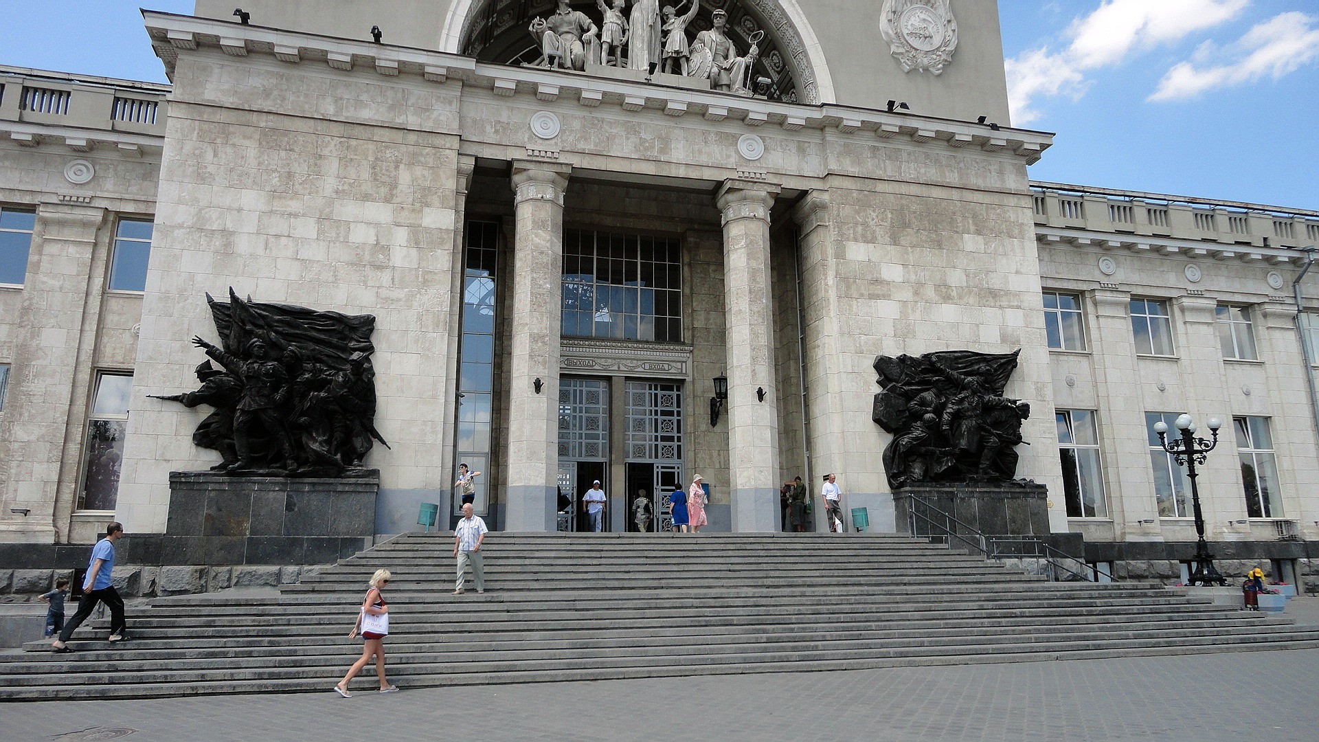 Monumental building with sculptures in Volgograd, Russia HD Wallpaper