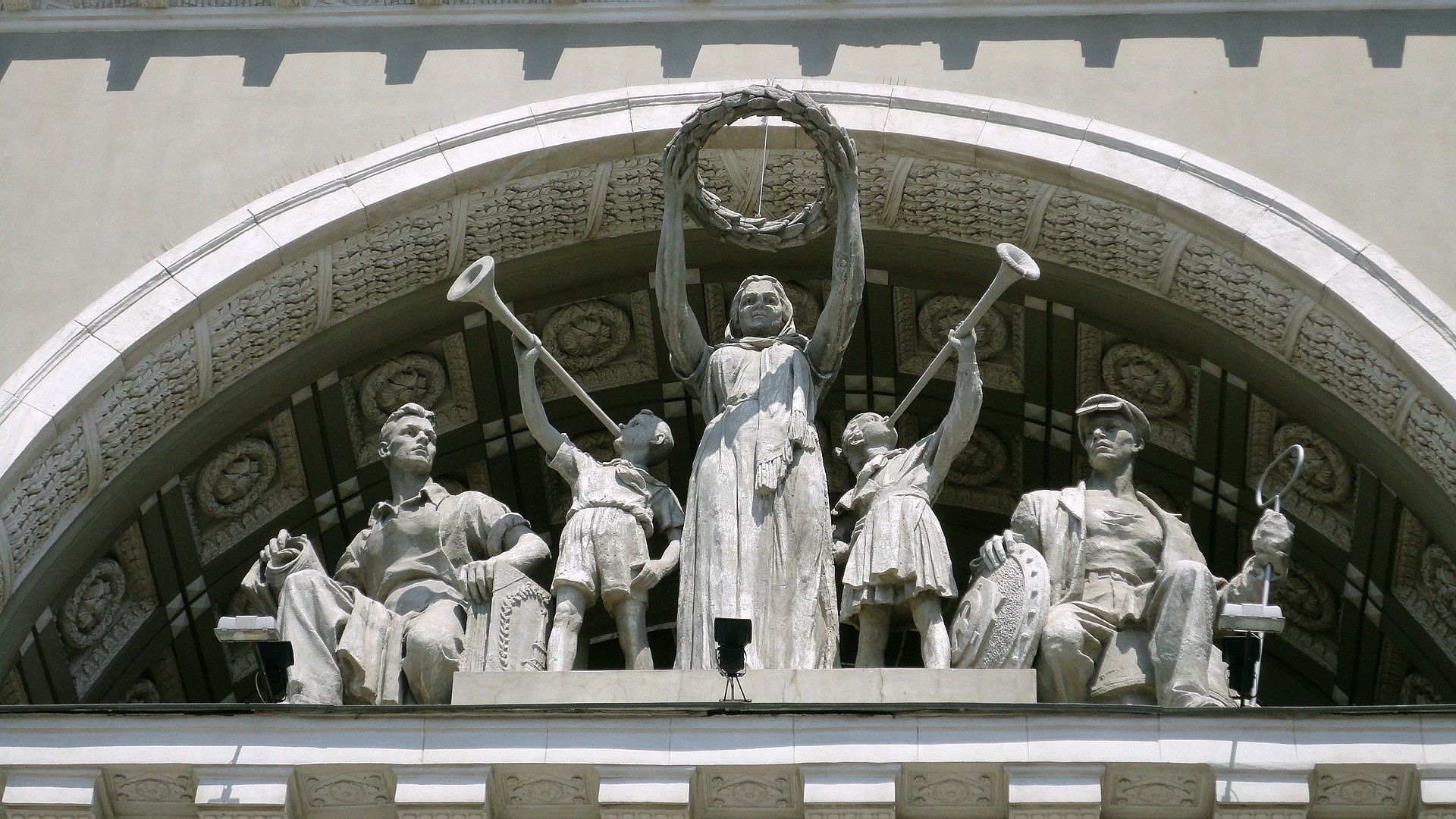Sculptures on a building facade in Volgograd HD Wallpaper