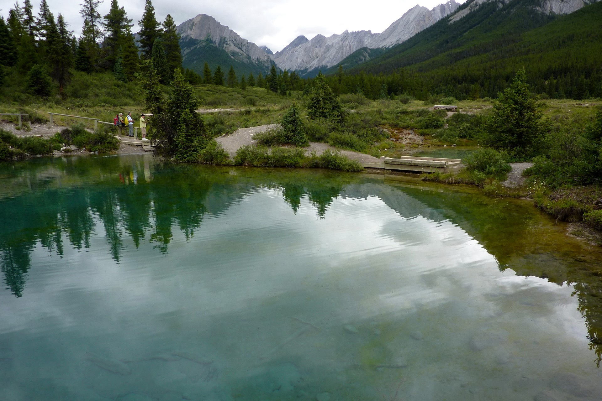 Turquoise lake with mountains and trees in Banff National Park HD Wallpaper