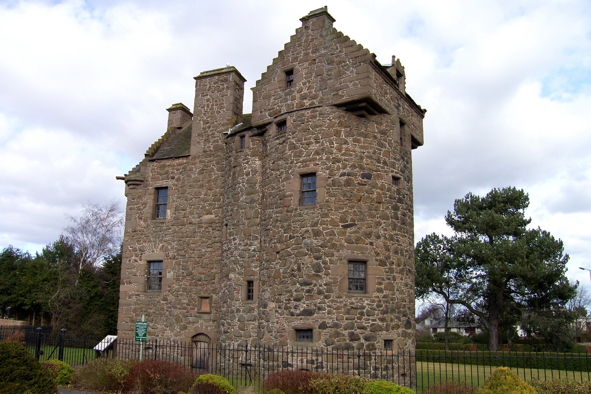 Claypotts Castle, Scotland HD Wallpaper