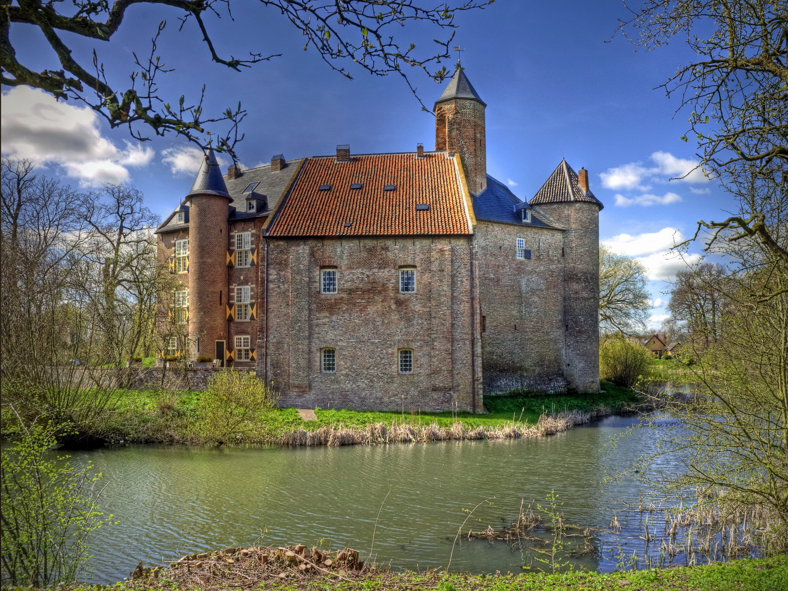 Waardenburg Castle in Holland HD Wallpaper