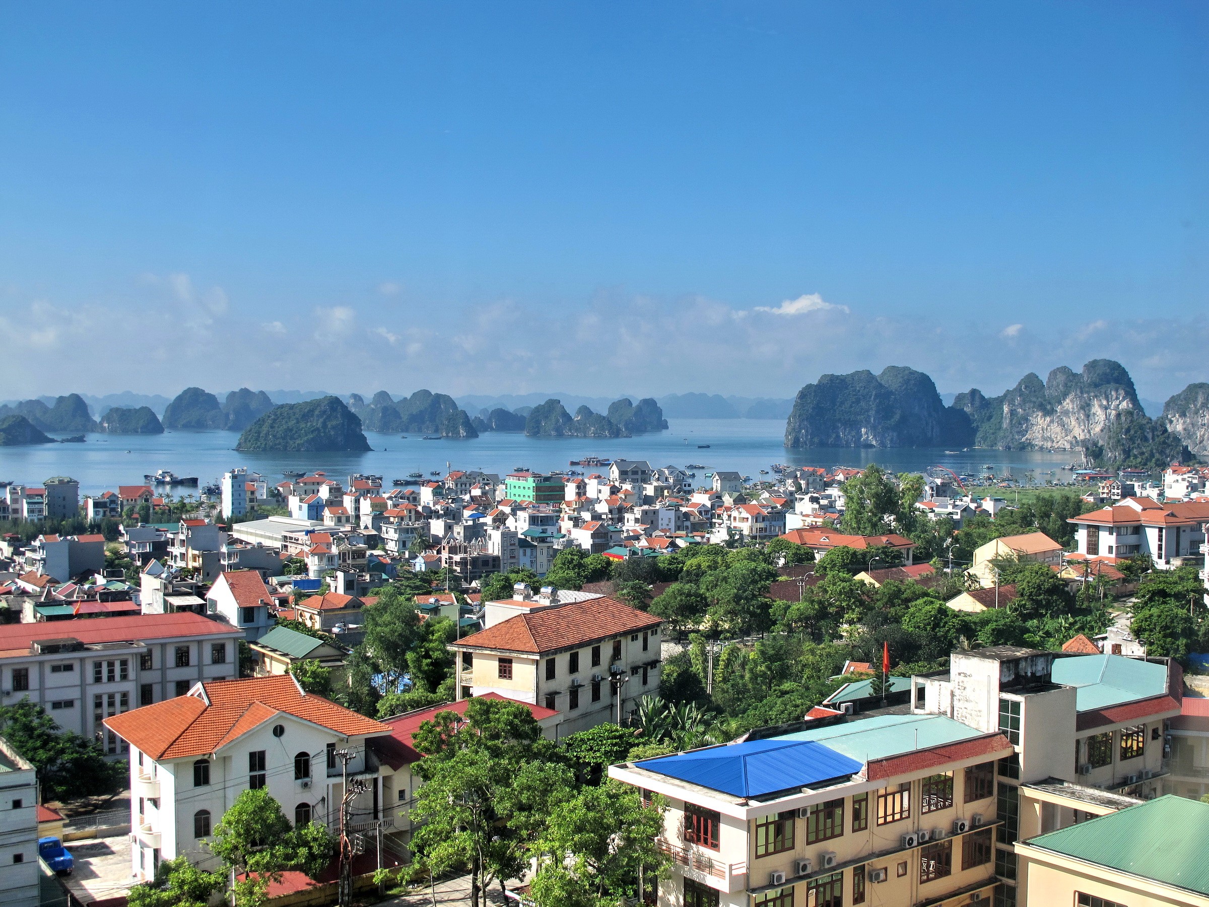 Cityscape with limestone karsts in Ha Long Bay, Vietnam HD Wallpaper