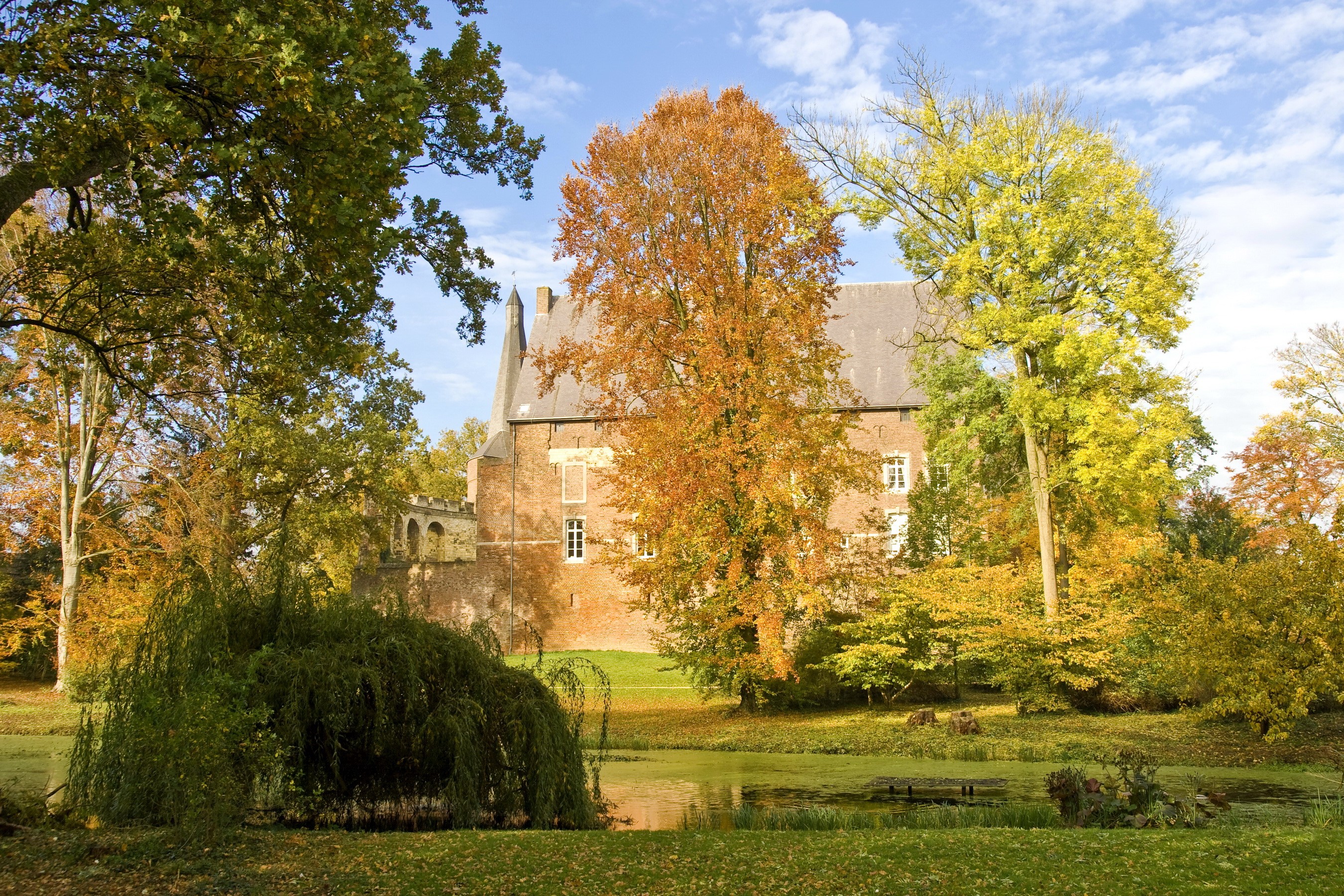 Park Horn Castle in Holland during Autumn HD Wallpaper