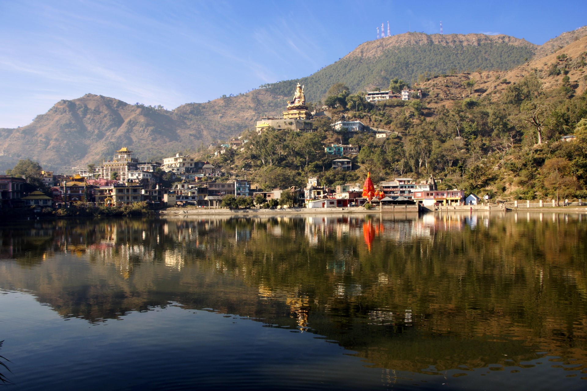 Town on a hill overlooking a lake in India HD Wallpaper