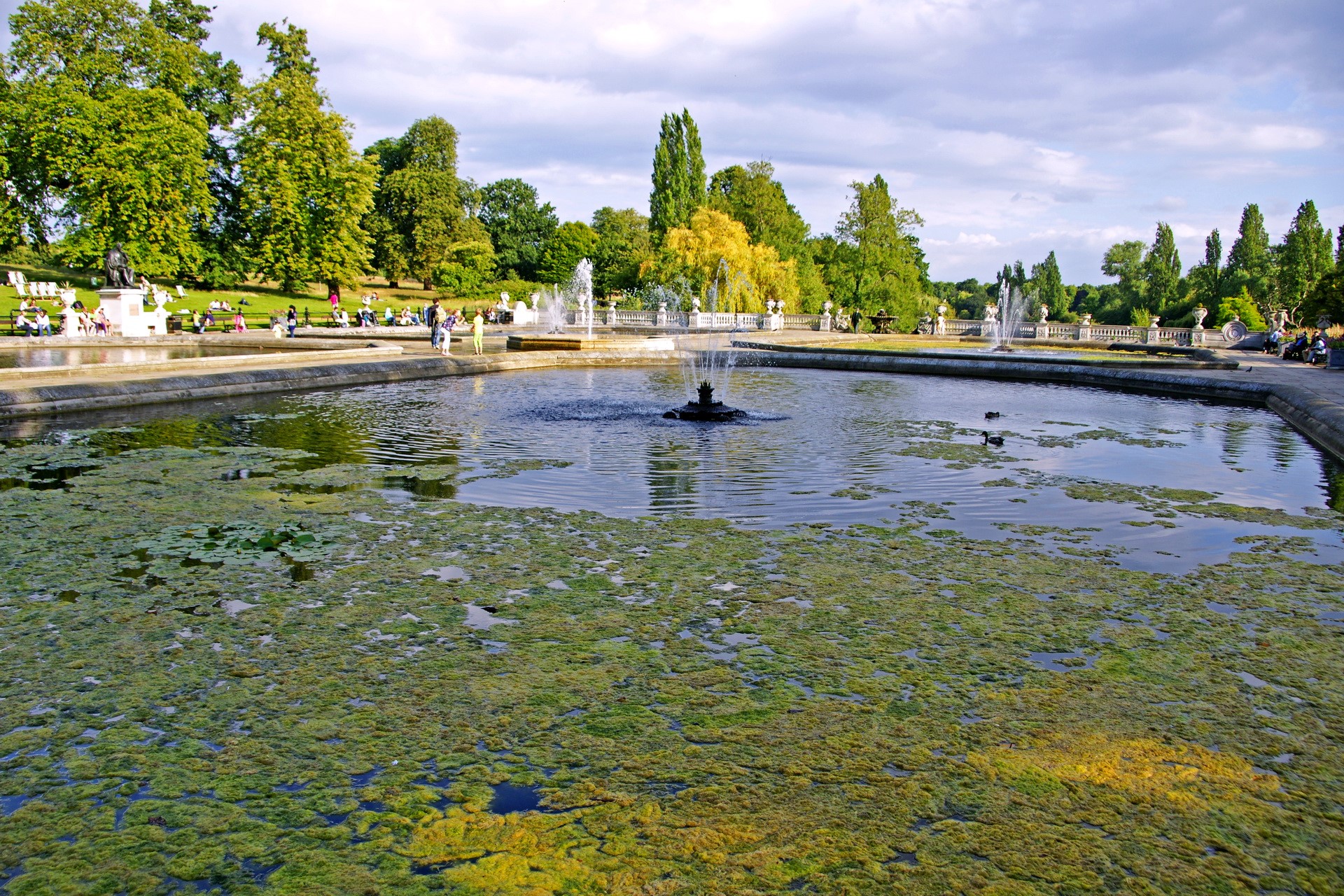 Kensington Gardens Pond with Fountains and People HD Wallpaper