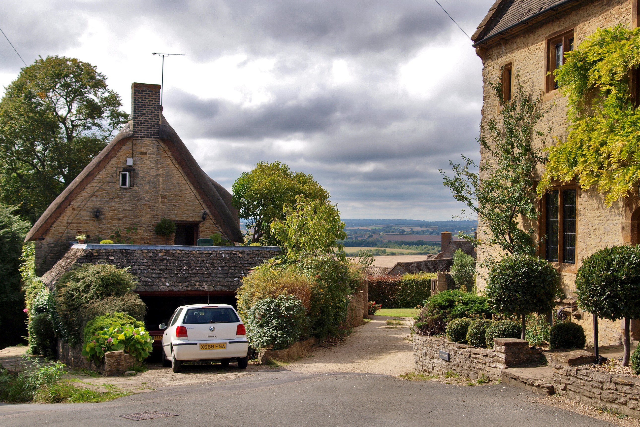 Thatched cottage and stone house in a village, United Kingdom HD Wallpaper