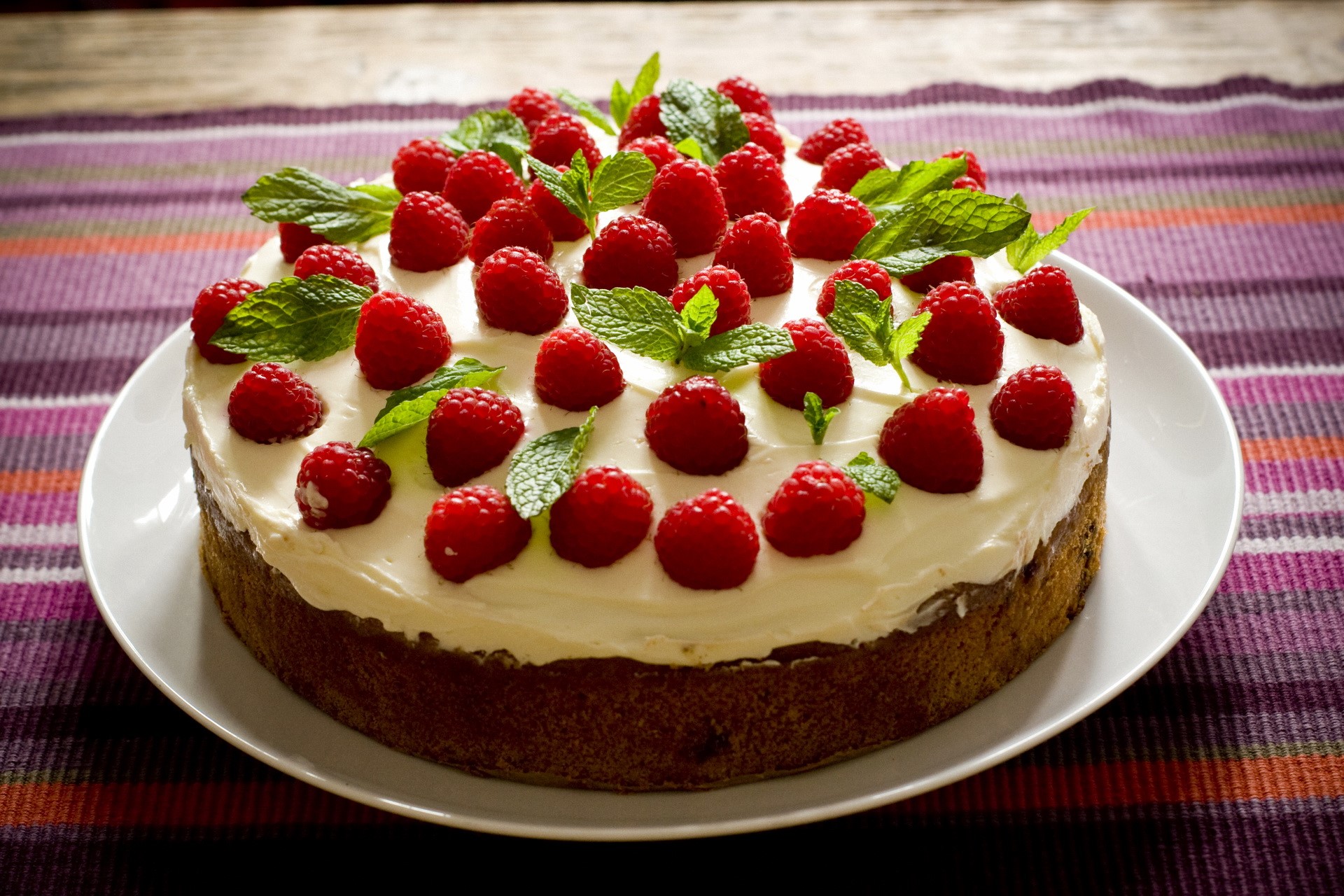 Raspberry and mint cake on a plate HD Wallpaper