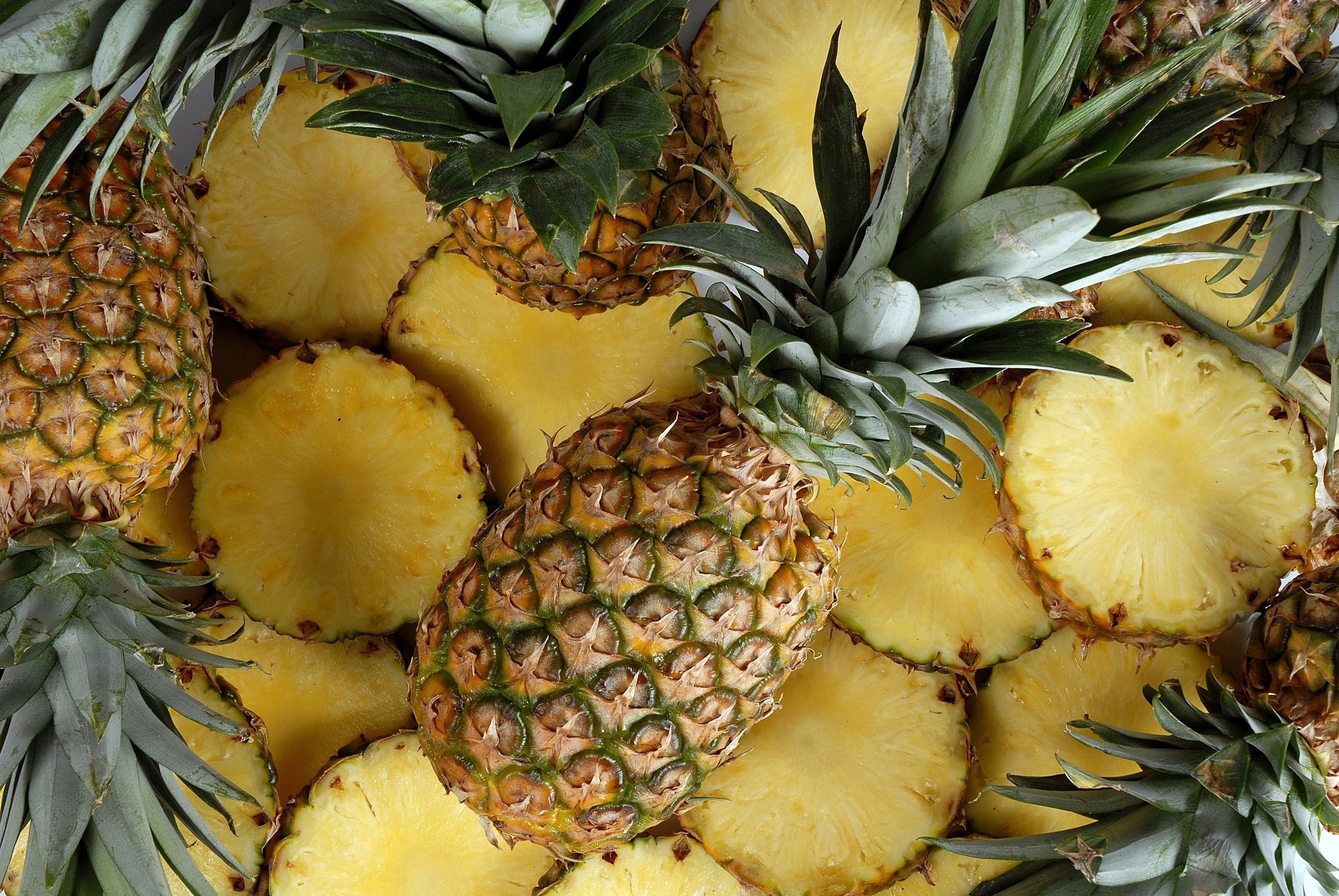 Whole and sliced pineapples HD Wallpaper