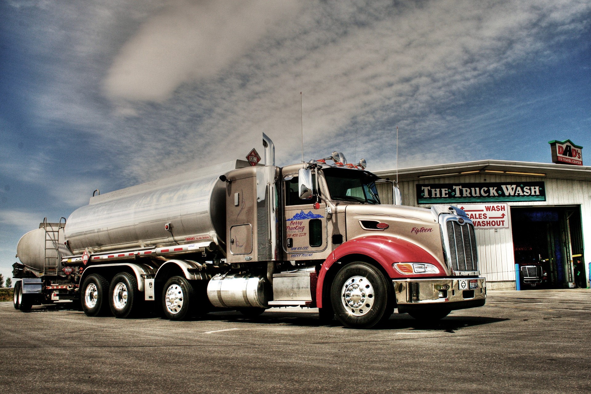 Peterbilt tanker truck at The Truck Wash HD Wallpaper