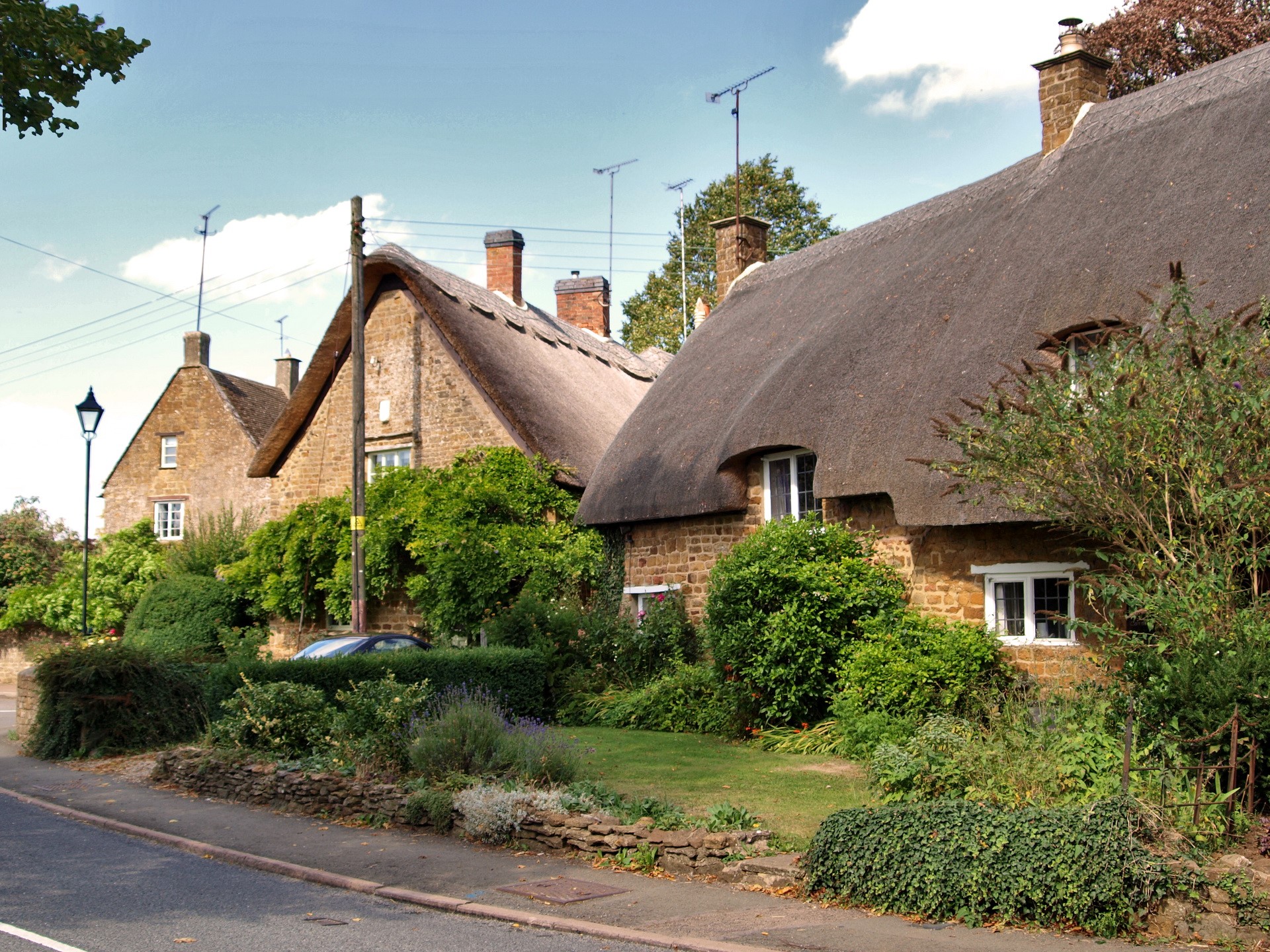 Thatched roof cottages in a village, United Kingdom HD Wallpaper