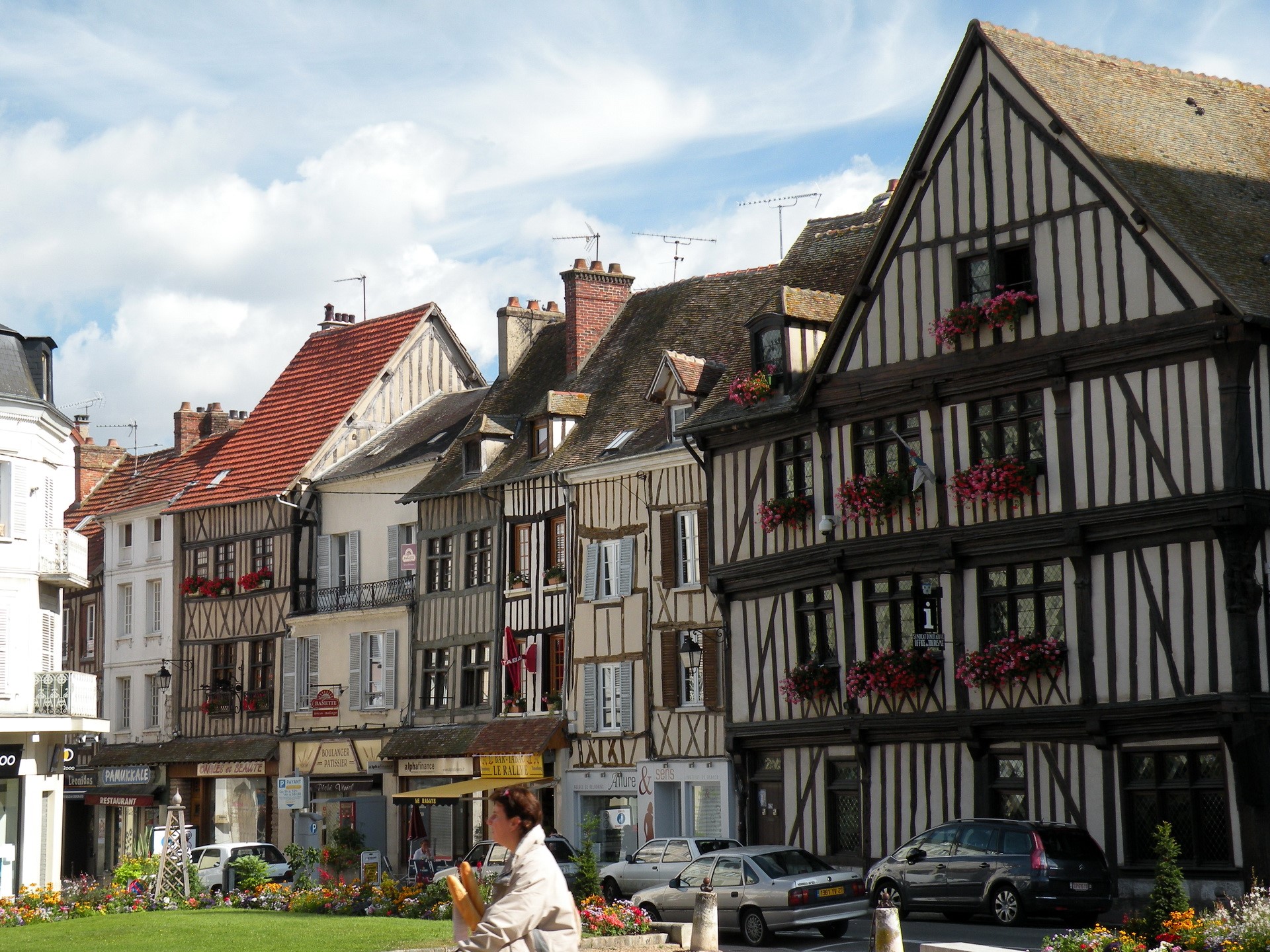 Half-timbered buildings in Vernon, France HD Wallpaper