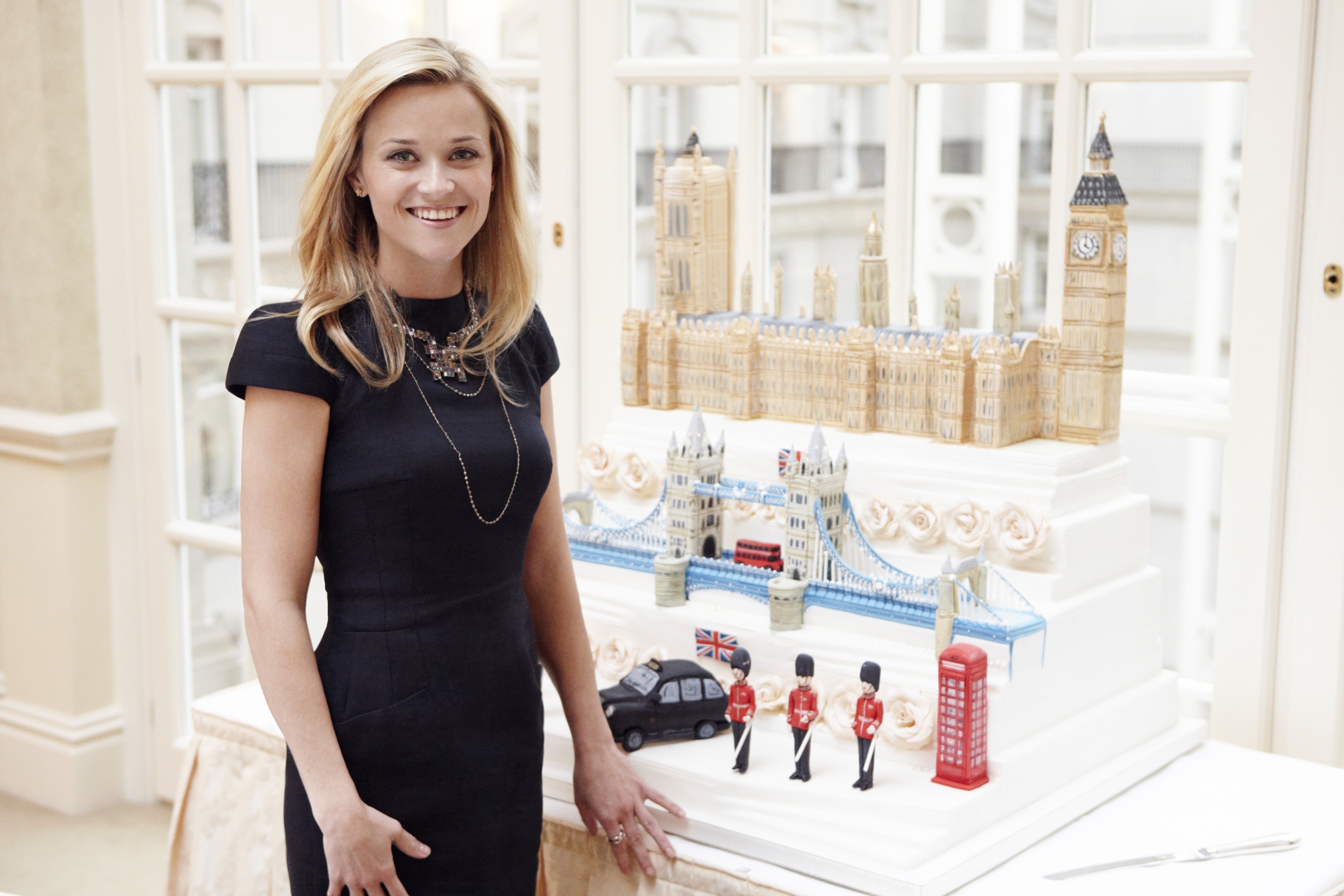 Reese Witherspoon with London-themed cake HD Wallpaper