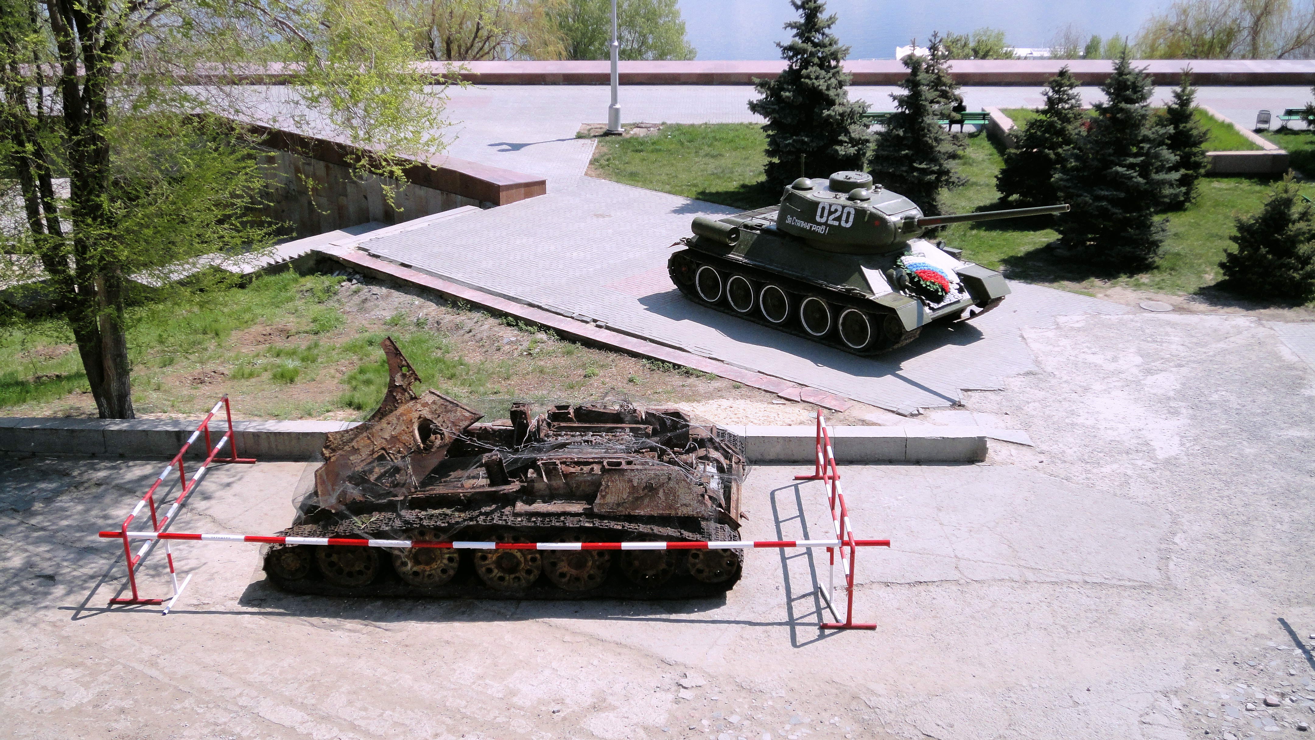 Two Tanks, One Destroyed, One Monument HD Wallpaper