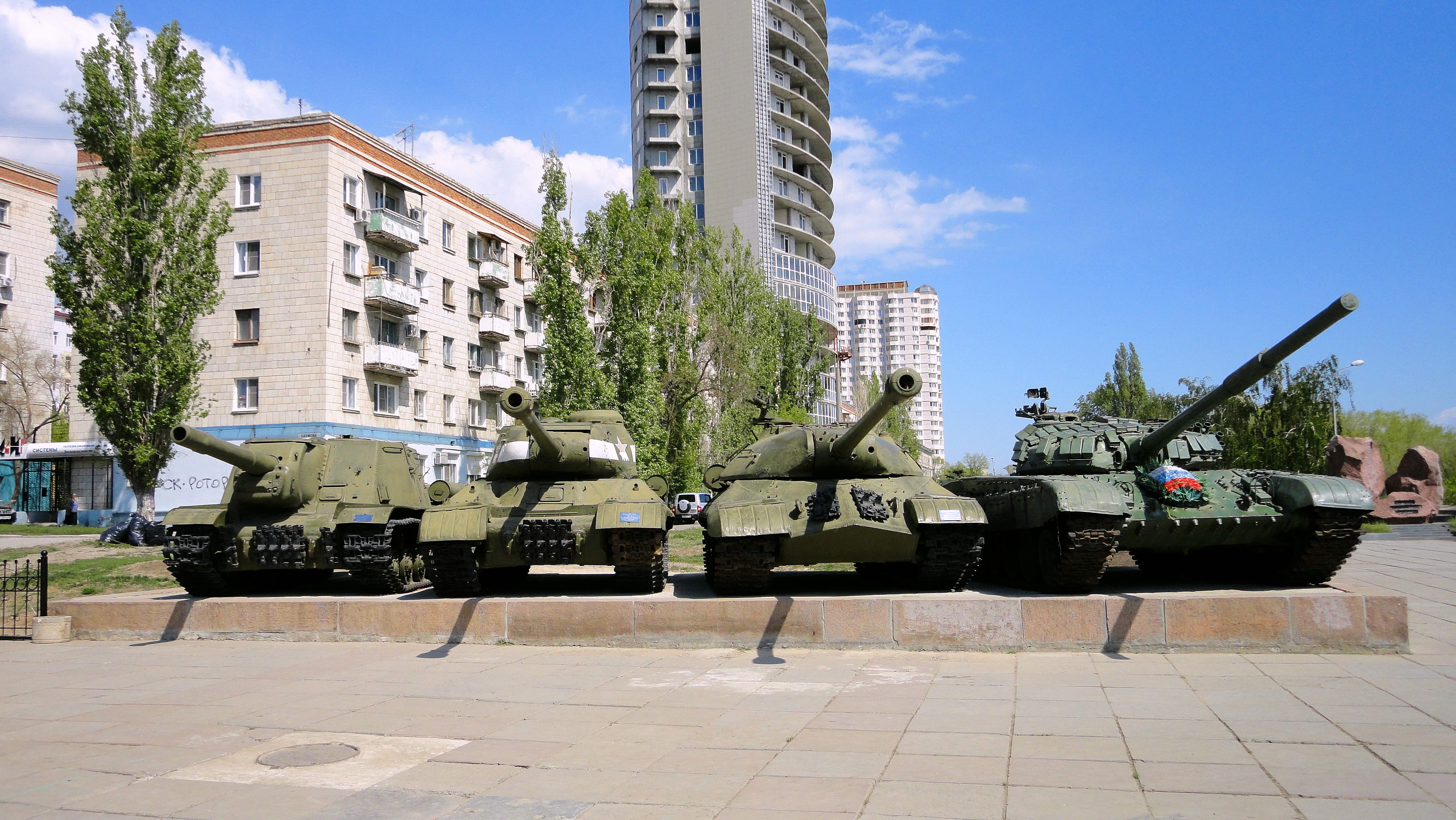 T-72 Tanks Monument HD Wallpaper