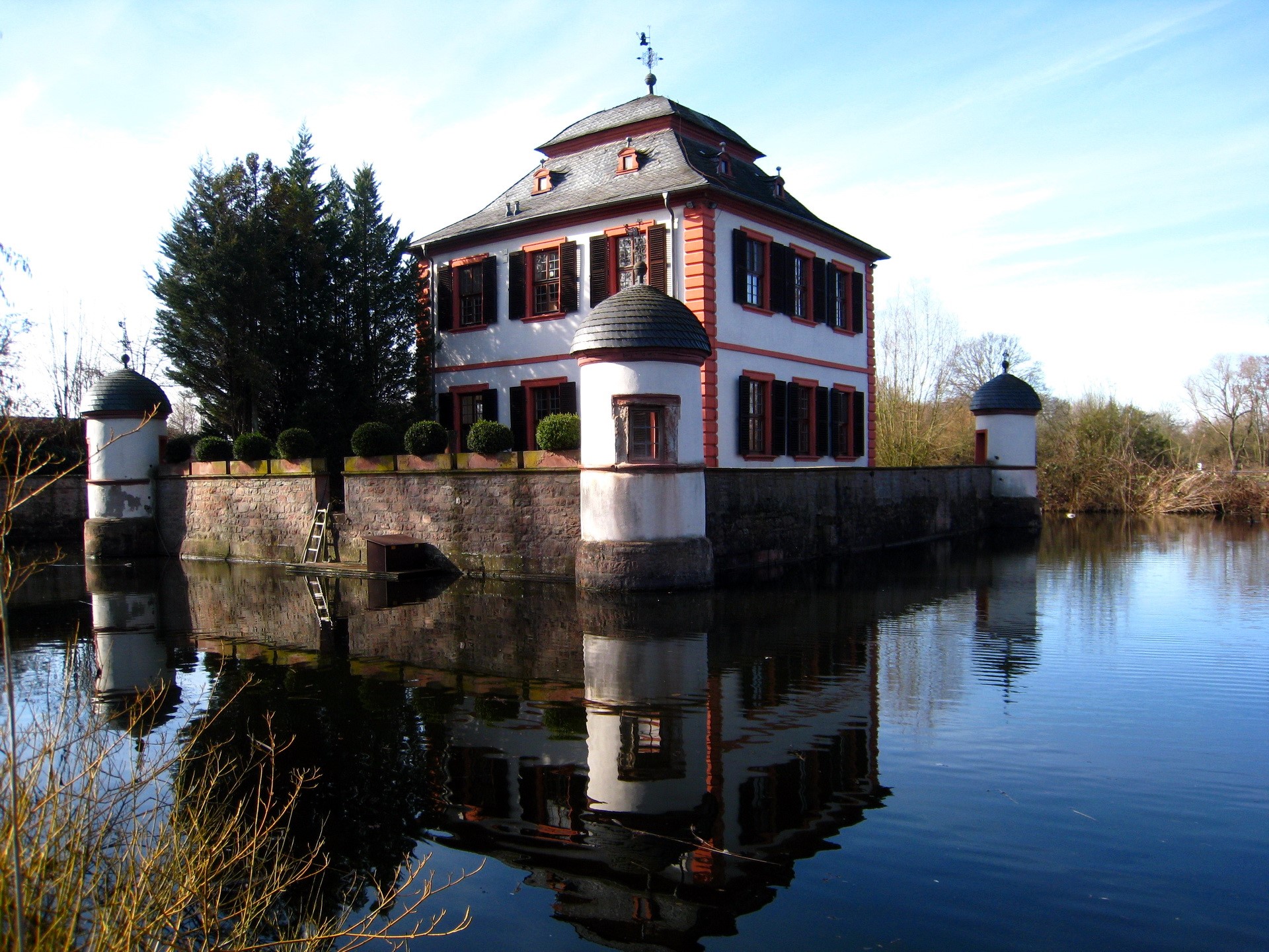 Wasserburg castle reflected in the water HD Wallpaper