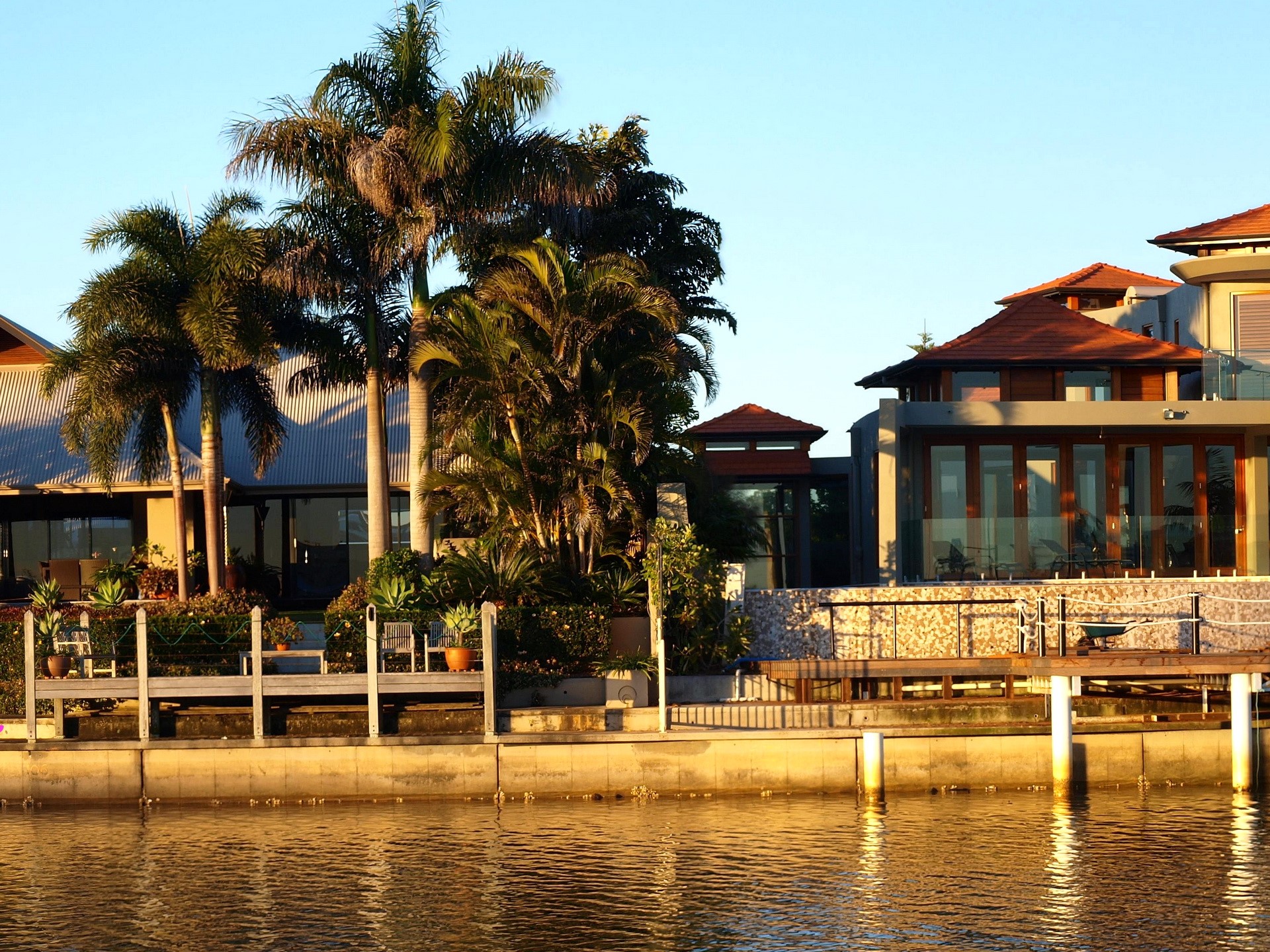 Luxury waterfront homes with palm trees HD Wallpaper
