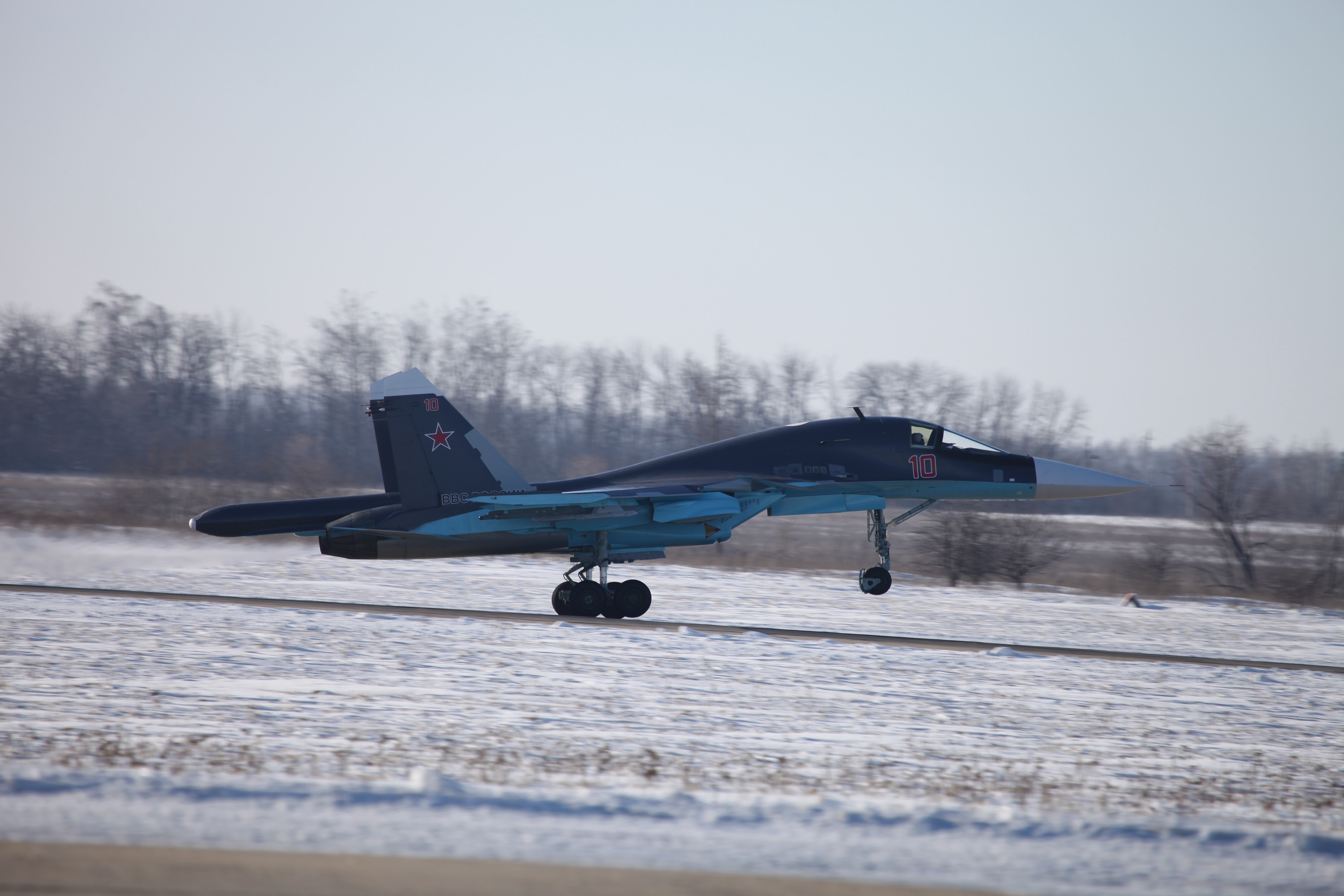 Sukhoi Su-34 fighter jet landing HD Wallpaper