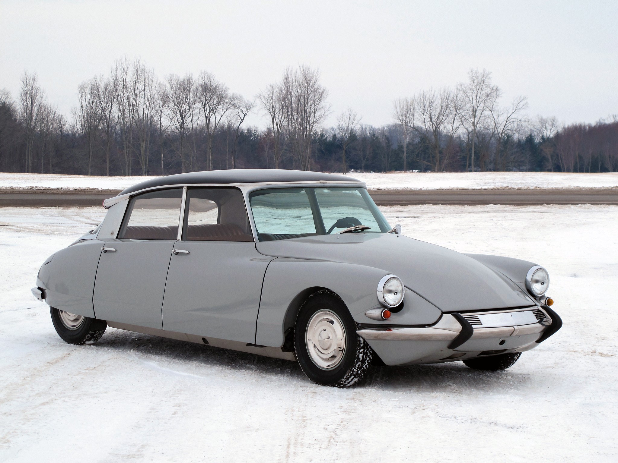 Citroen DS car in snow HD Wallpaper