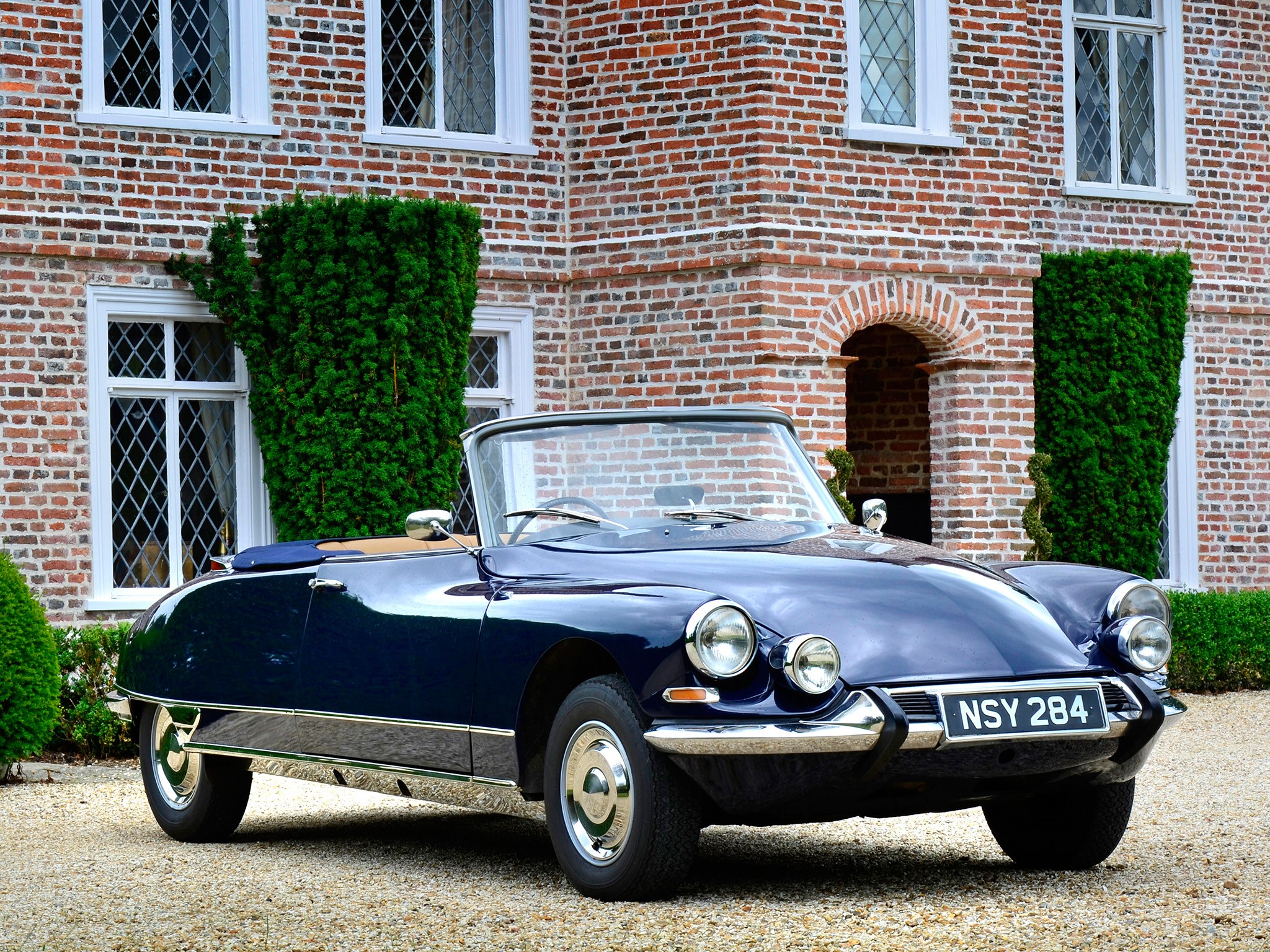 Dark Blue Citroën DS Convertible in front of Brick House HD Wallpaper