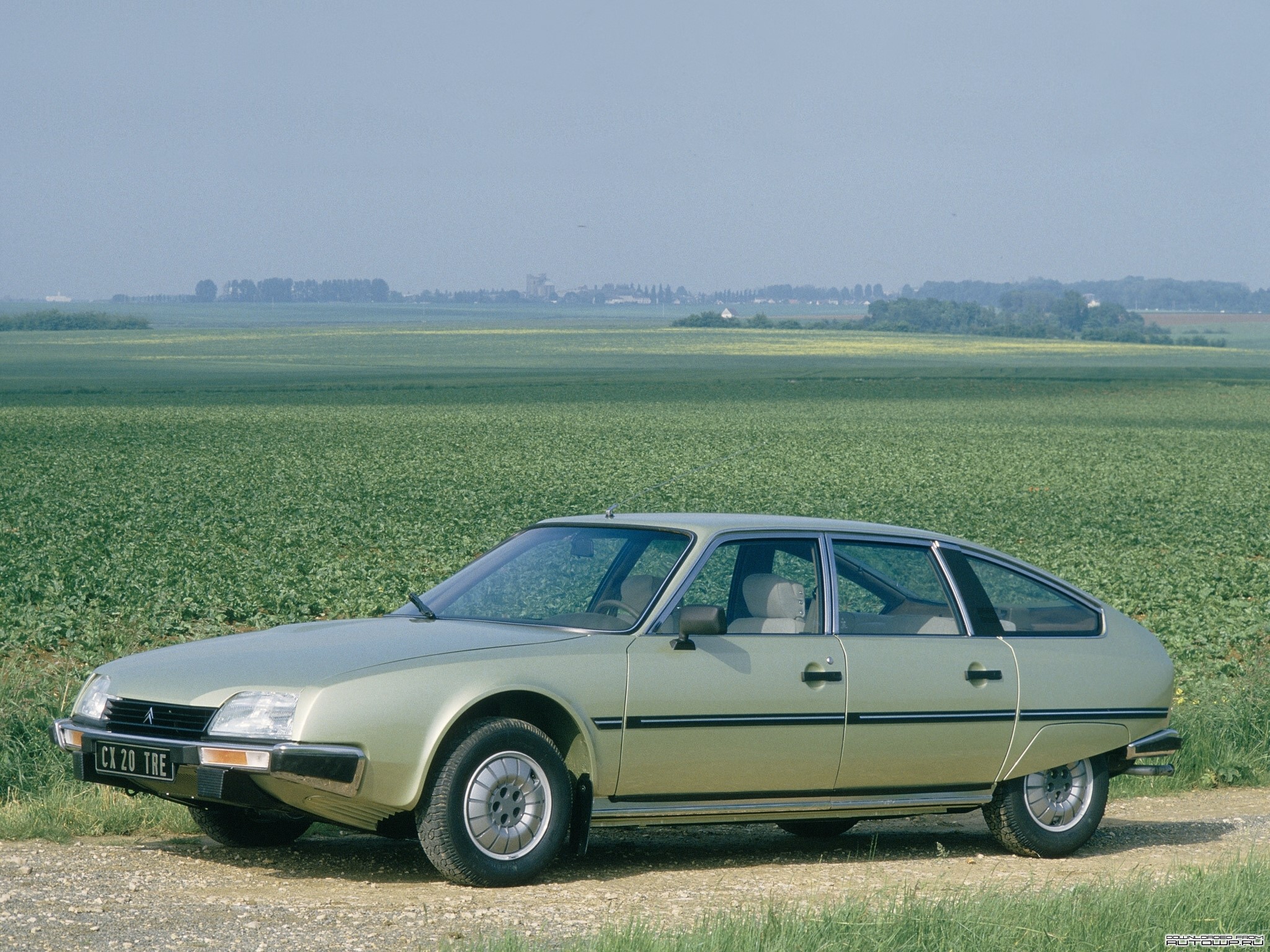 Citroen CX 20 TRE car in a field HD Wallpaper