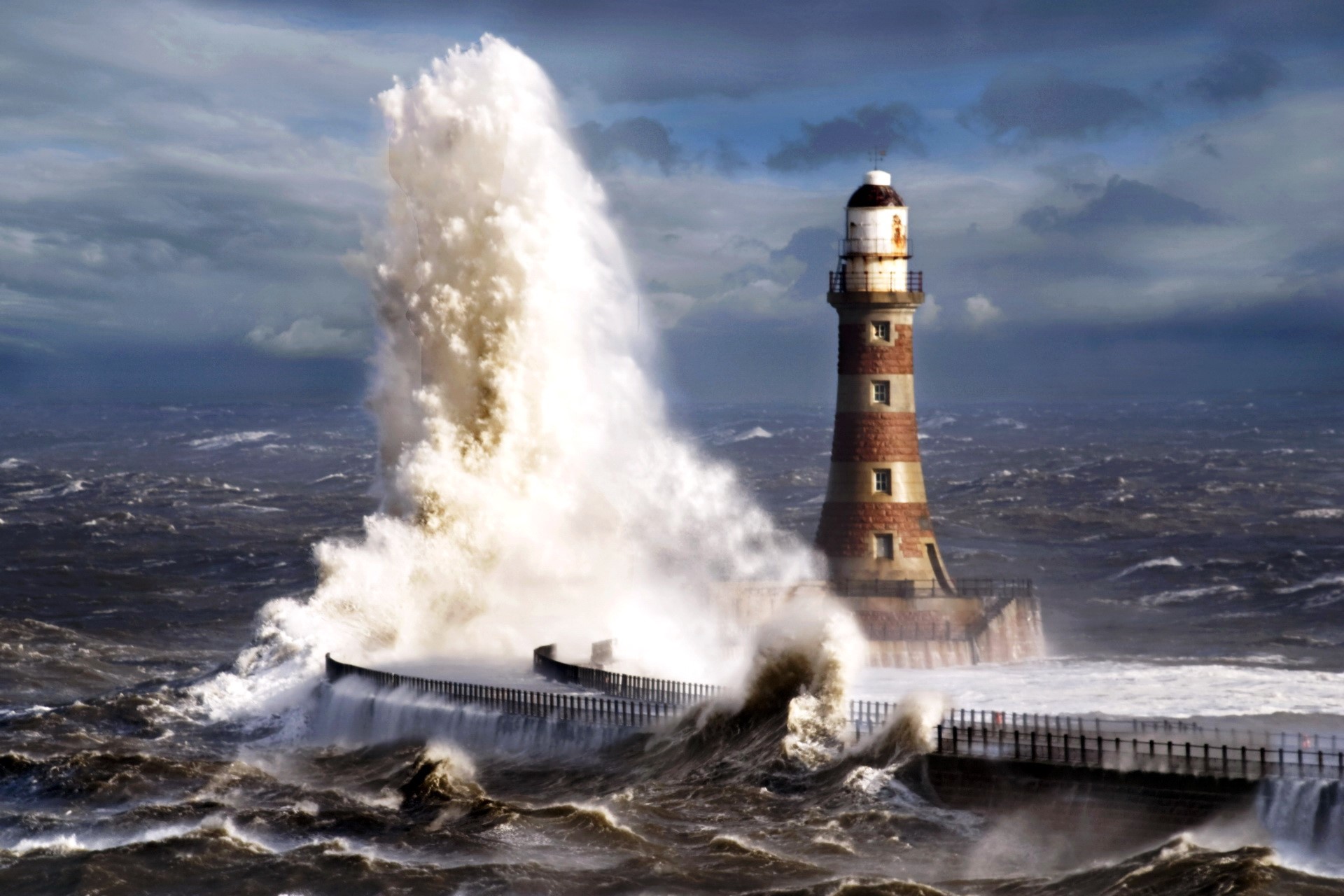Roker Pier Lighthouse in England during a storm HD Wallpaper