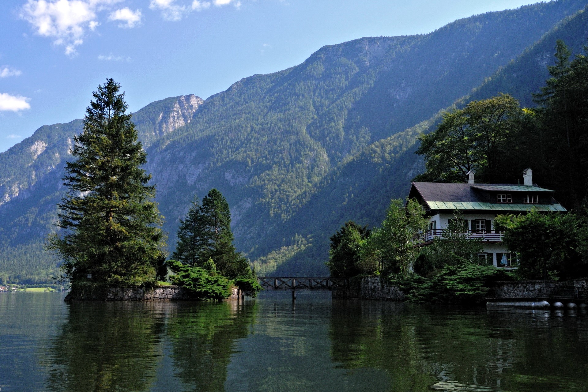 Lake and house in Hallstatt, Austria HD Wallpaper