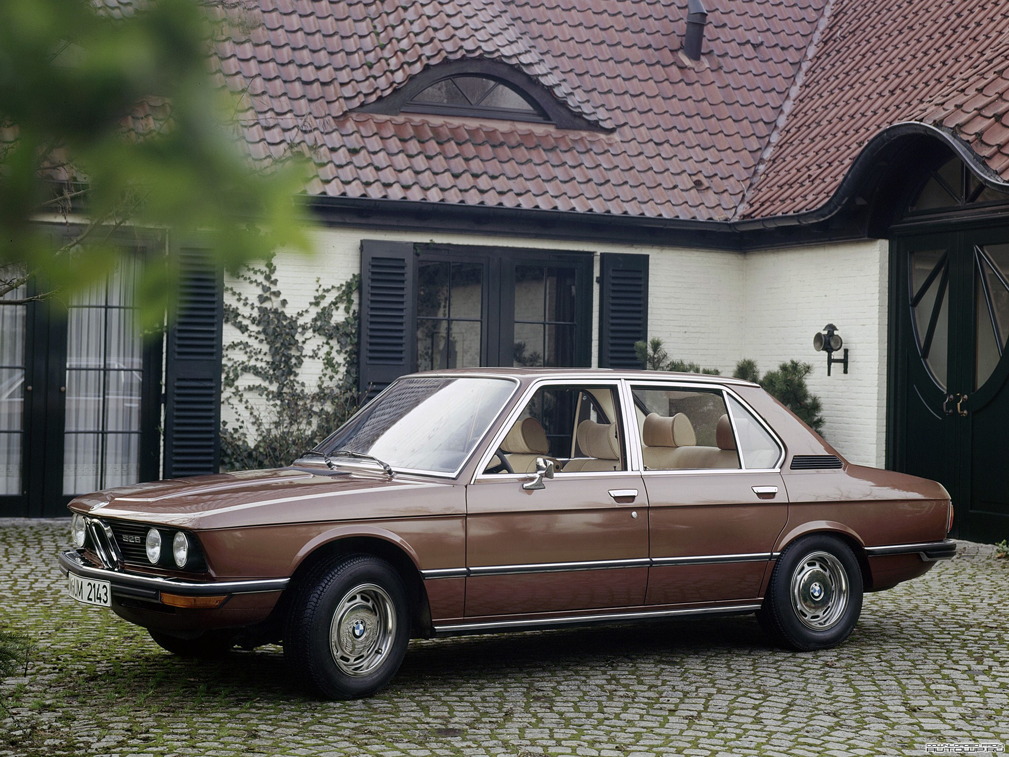 Brown BMW 5 Series Sedan parked in front of a house HD Wallpaper