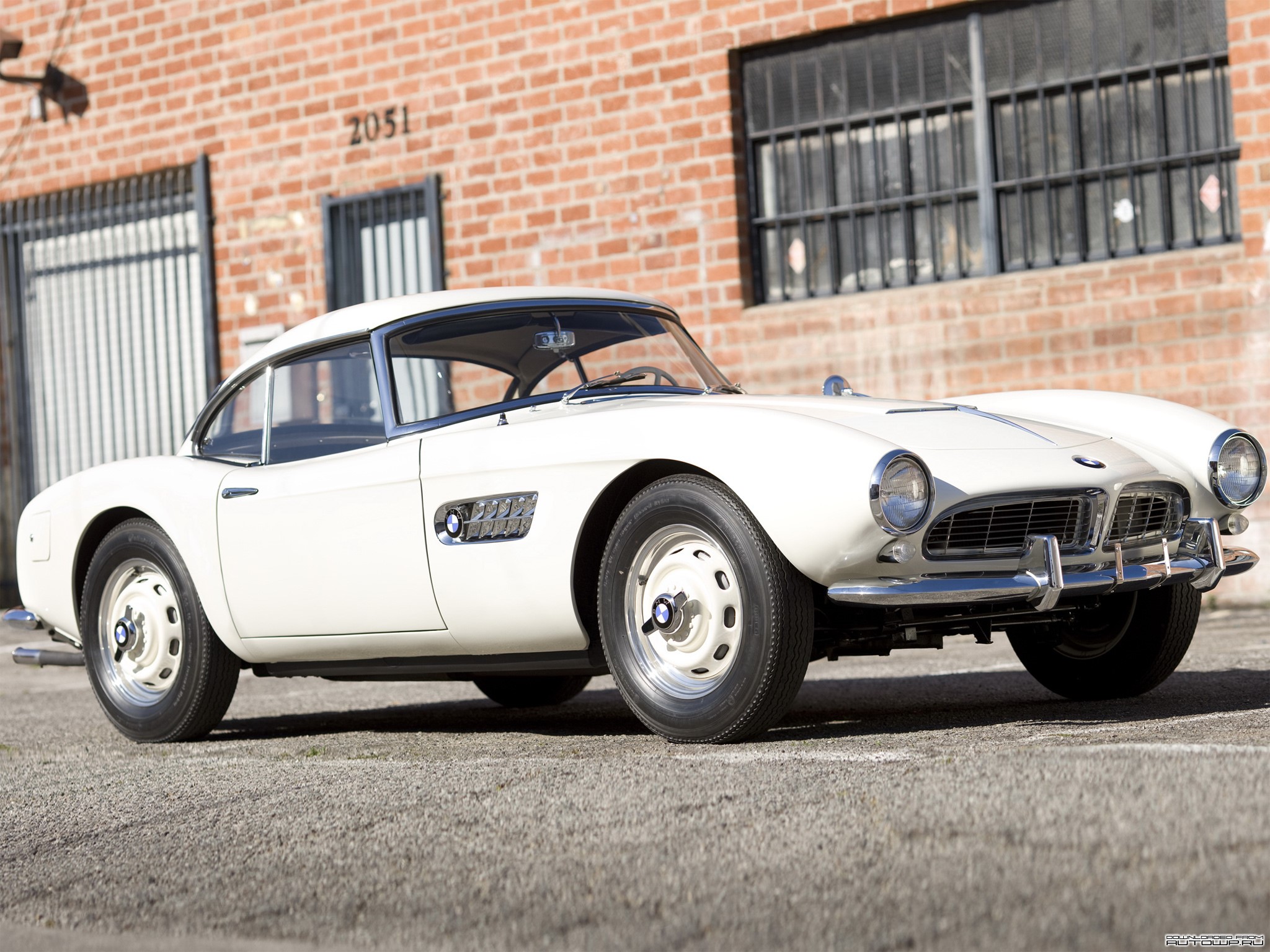 White BMW 507 classic car parked outside HD Wallpaper